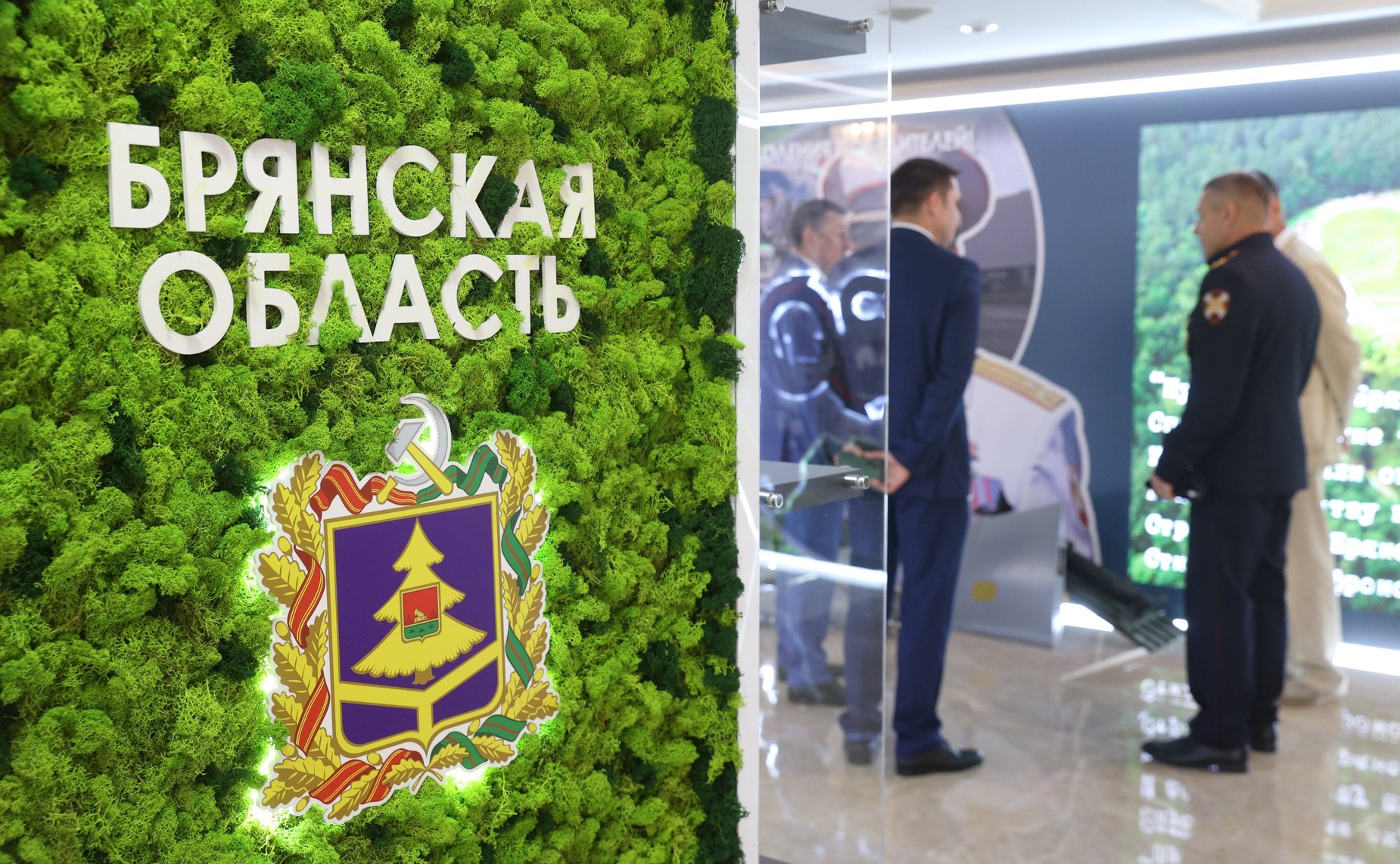 Валентина Матвиенко и Александр Богомаз осмотрели выставку, посвященную истории и перспективным направлениям развития Брянской области