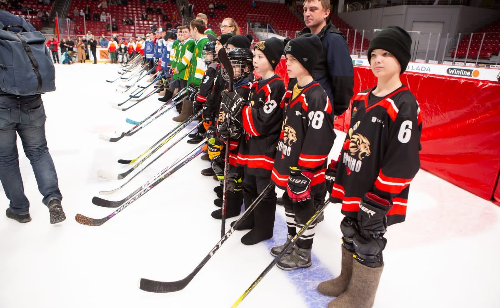 Маргарита Павлова оказала поддержку участию в спортивном мероприятии – хоккее в валенках с мячом — команде детей с ментальными особенностями развития и аутизмом