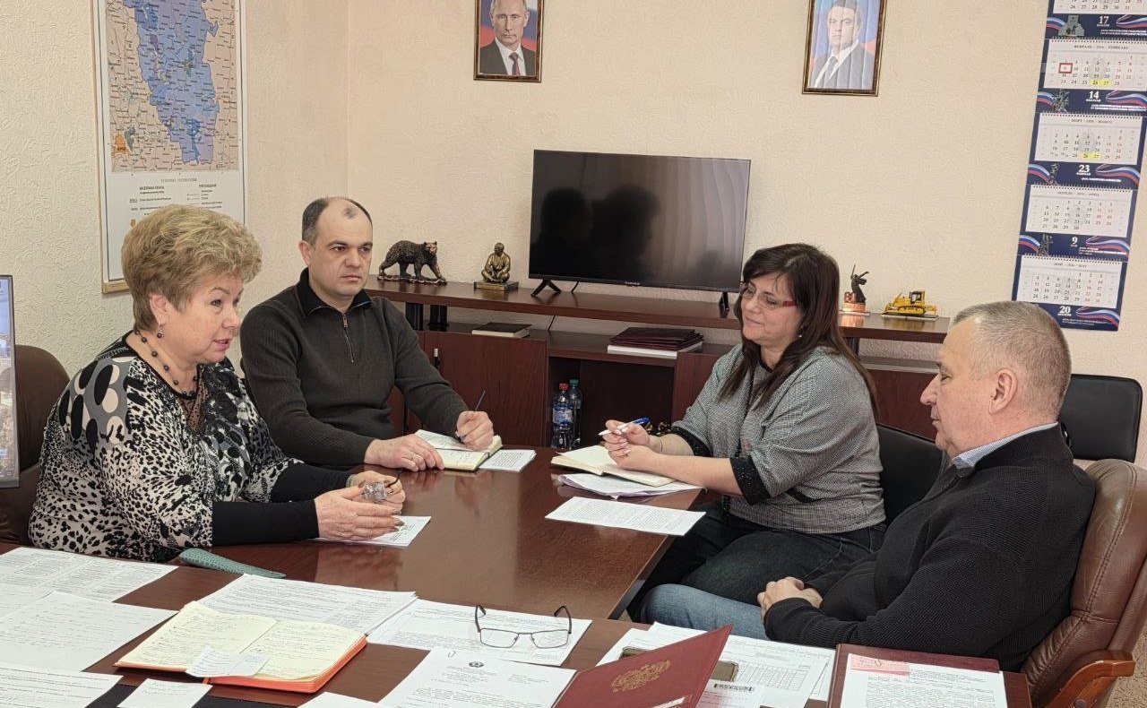 Ольга Бас в ходе поездки в регион встретилась с министром природных ресурсов и экологии ЛНР Евгением Крехтуновым и его коллегами