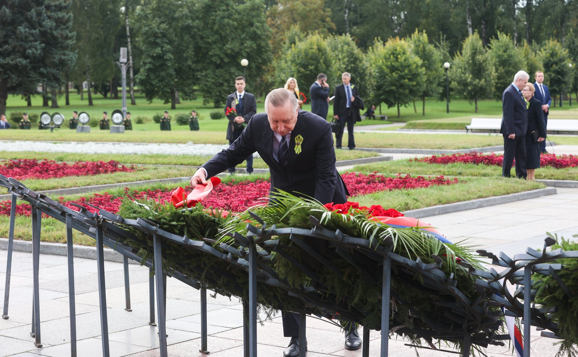 Валентина Матвиенко приняла участие в торжественно-траурной церемонии возложения венков и цветов к монументу «Мать-Родина» на Пискаревском мемориальном кладбище