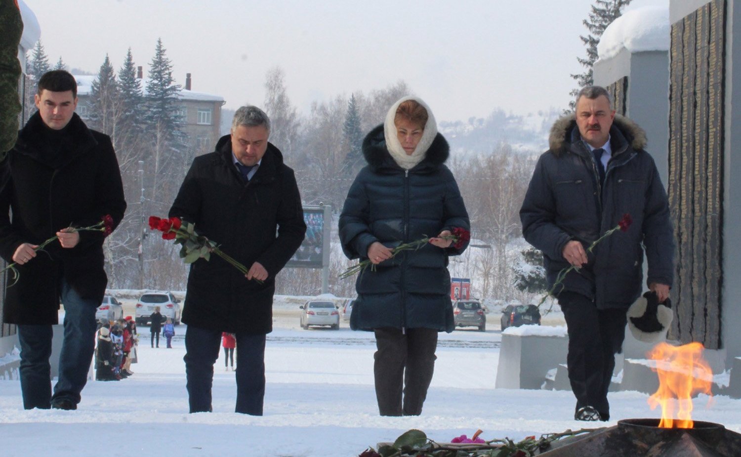 Татьяна Гигель вместе с депутатами республики: и. о. Председателя Государственного Собрания – Эл Курултай Республики Алтай и добровольцами Волонтерского центра возложила живые цветы к Вечному огню