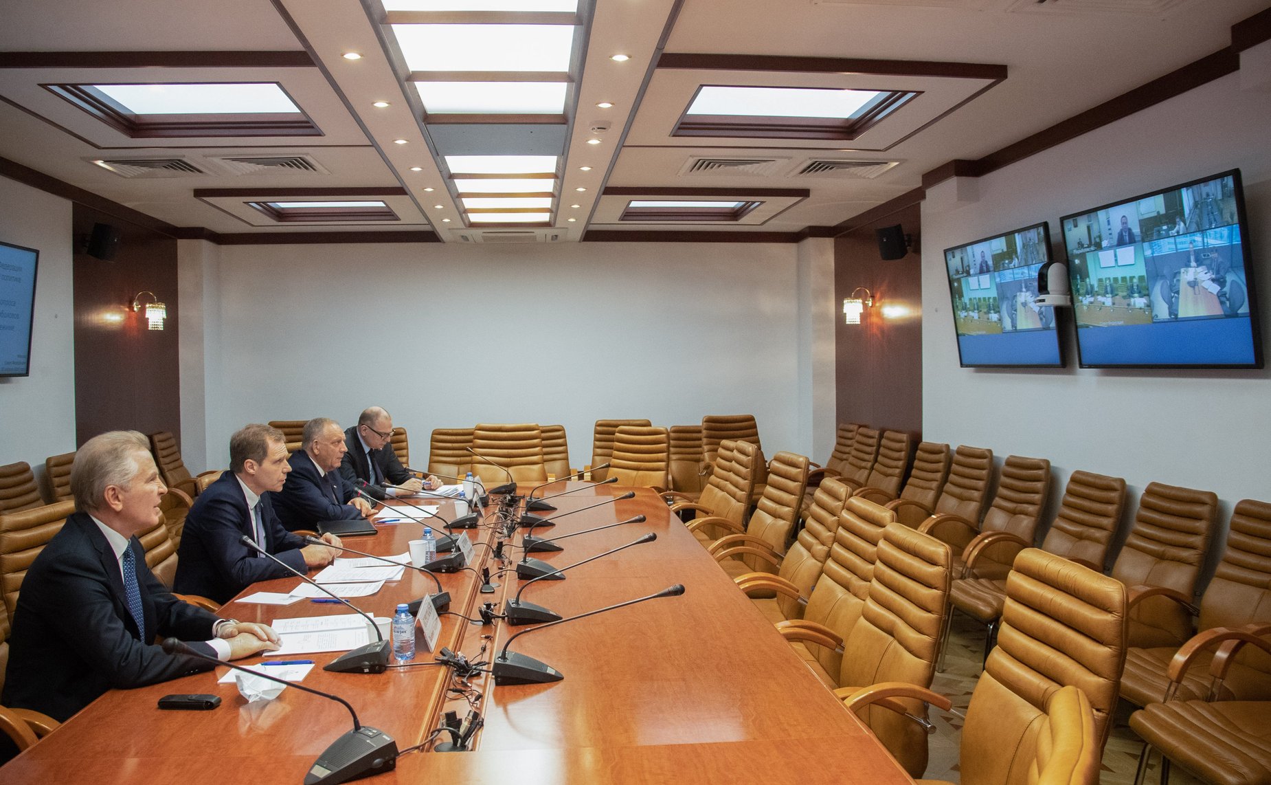 Совещание по рассмотрению вопроса о строительстве рыболовецких судов и судов-краболовов на верфях Дальнего Востока