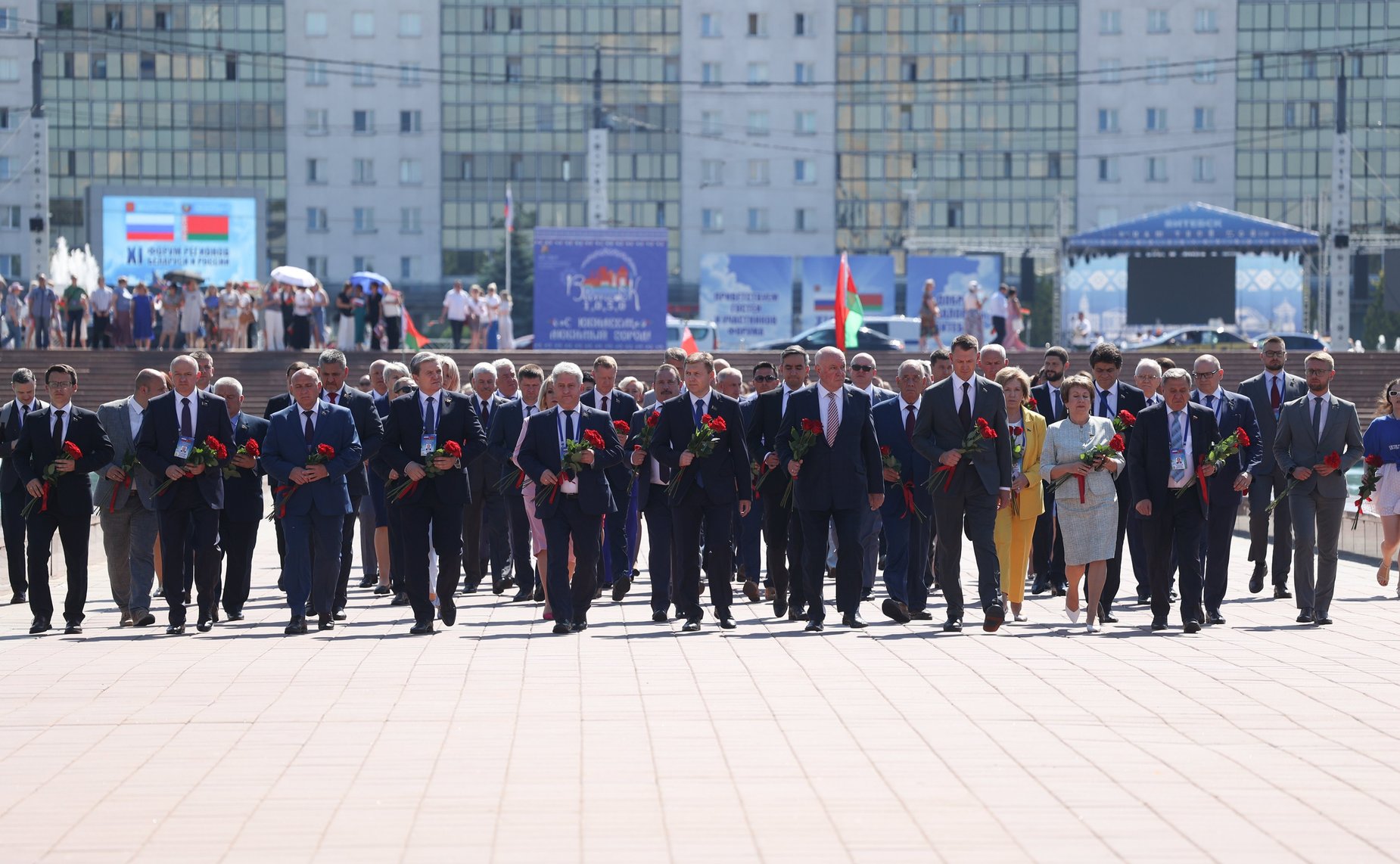 Торжественная церемония возложения цветов членами официальных делегаций Совета Республики и Совета Федерации к Вечному огню у монумента «Три штыка»