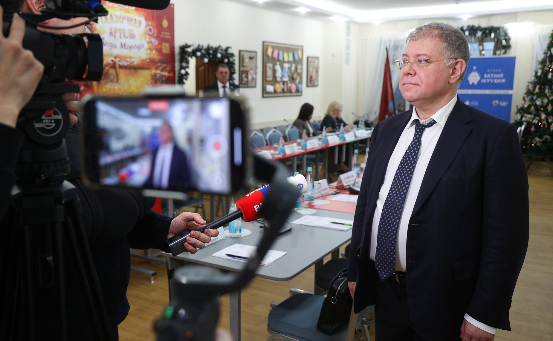 Экскурсия по мануфактуре в рамках заседания Комиссии СФ по развитию креативных (творческих) индустрий и народных художественных промыслов в РФ