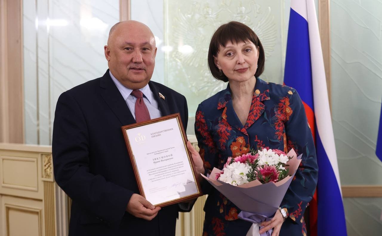 Андрей Базилевский выступил на торжественном собрании, посвященном 30-летию образования Законодательной Думы Хабаровского края и вручил благодарственные письма Совета Федерации