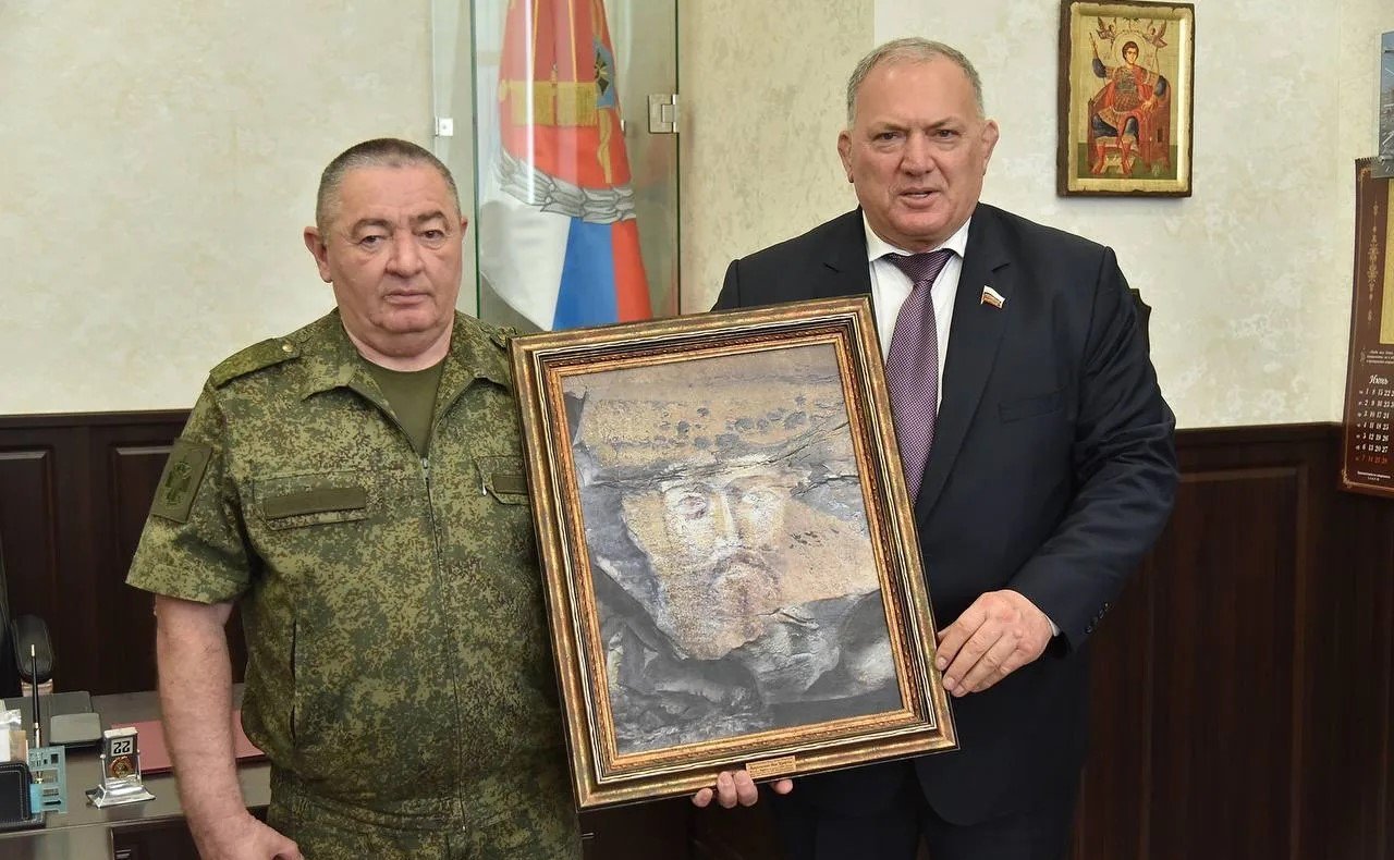 Крым Казаноков поздравил коллектив 1602-го военного клинического госпиталя с 85-летием