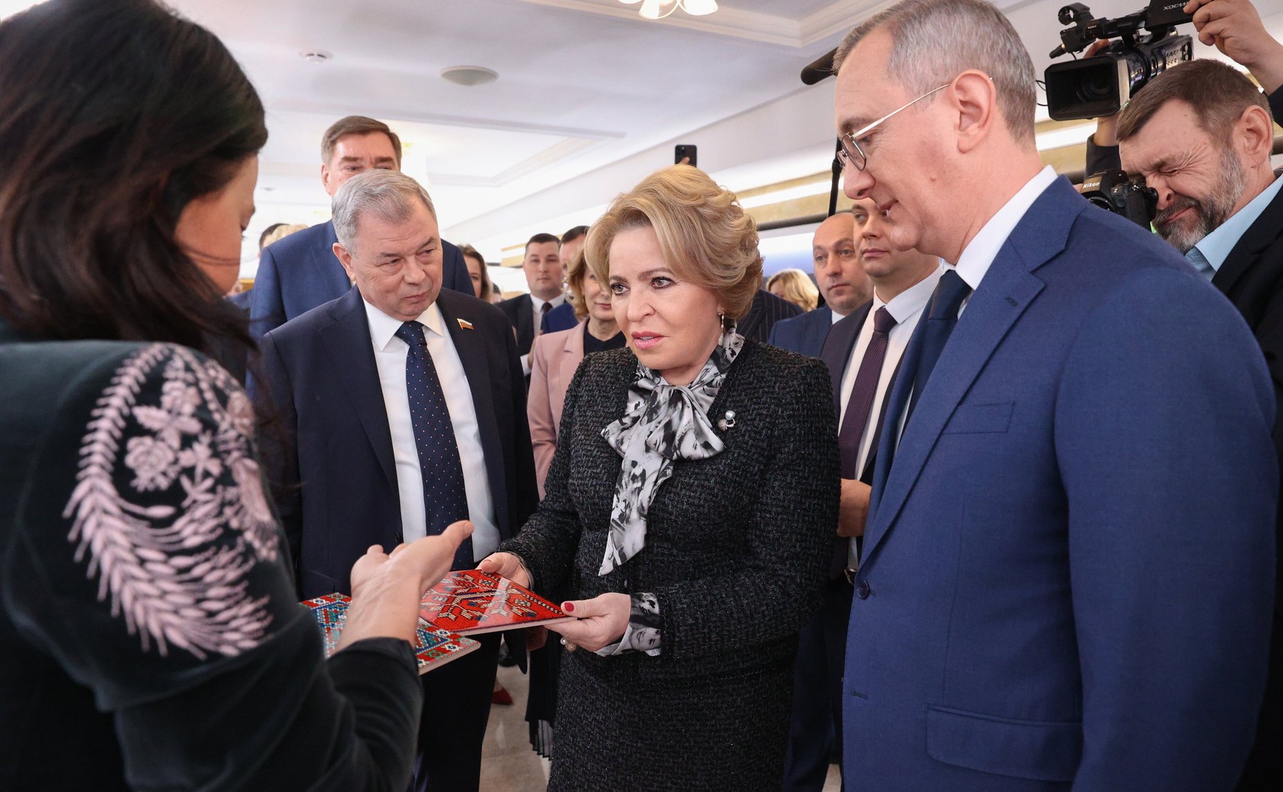 Валентина Матвиенко и Владислав Шапша осмотрели выставку, посвященную достижениям и перспективным направлениям развития Калужской области