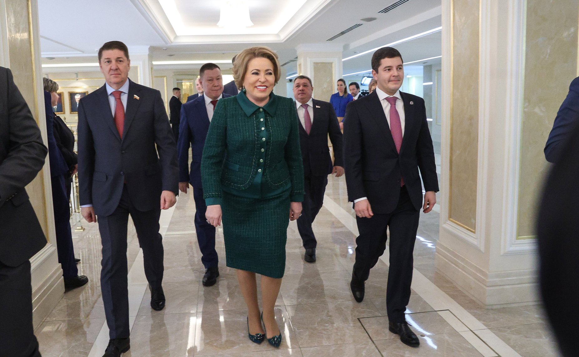 Валентина Матвиенко и Дмитрий Артюхов осмотрели выставку, посвященную истории и перспективным направлениям развития Ямало-Ненецкого автономного округа