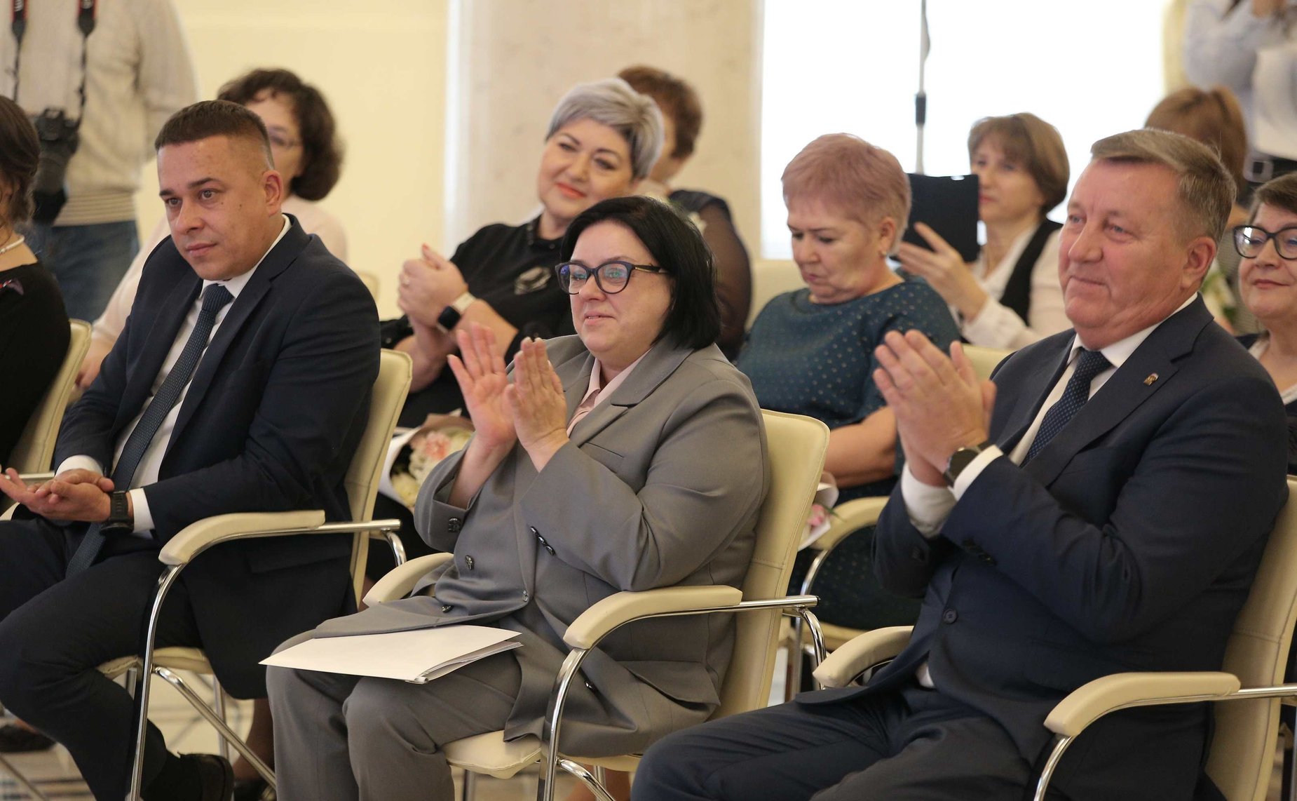 Сенатор РФ Айрат Гибатдинов совместно с губернатором Ульяновской области Алексеем Русских поздравил заслуженных учителей и почетных работников общего образования с профессиональным праздником