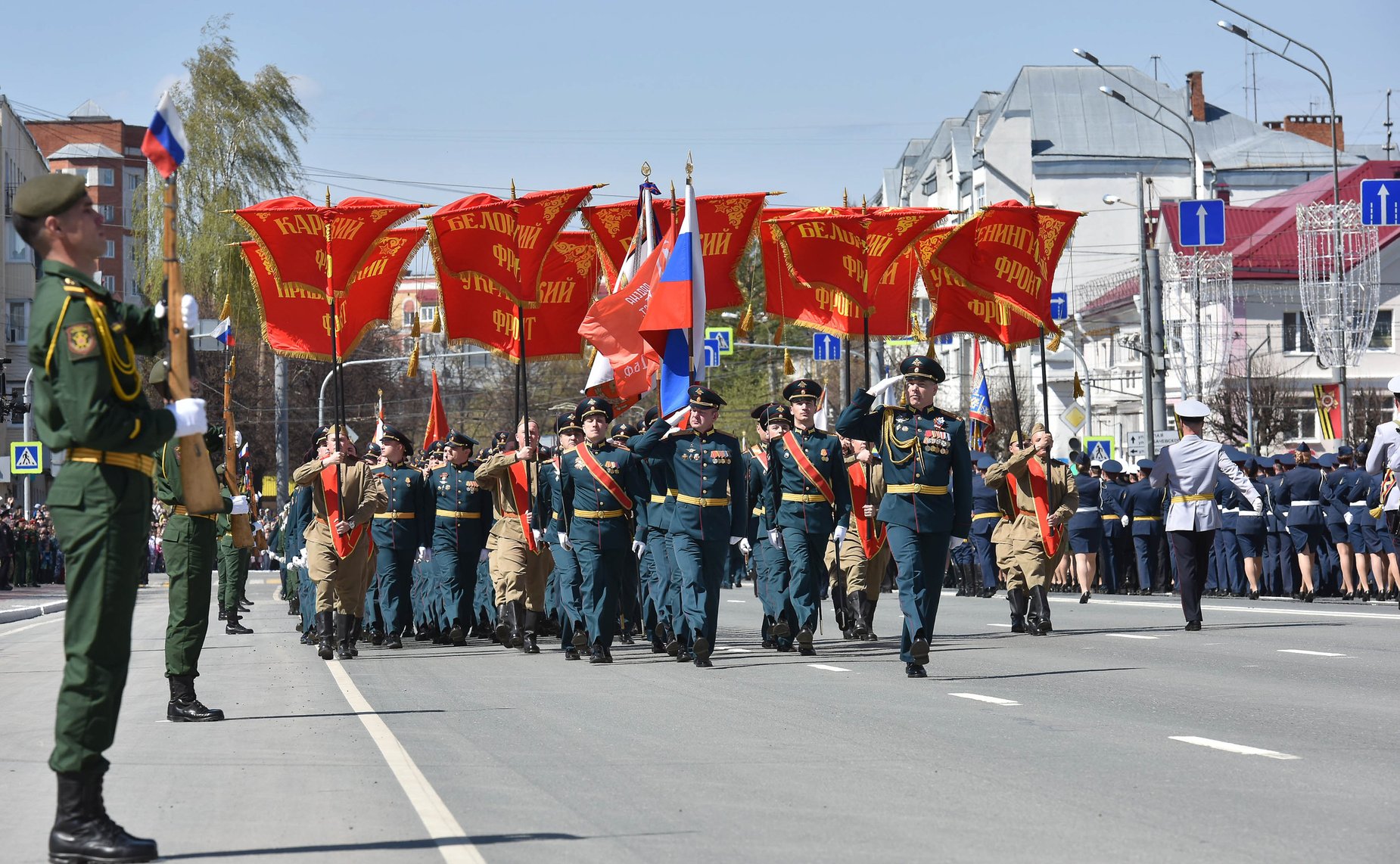 Военный парад в честь Дня Победы, с торжественным прохождением войск Йошкар-Олинского гарнизона и кадетов, проездом механизированной колонны техники ракетной дивизии