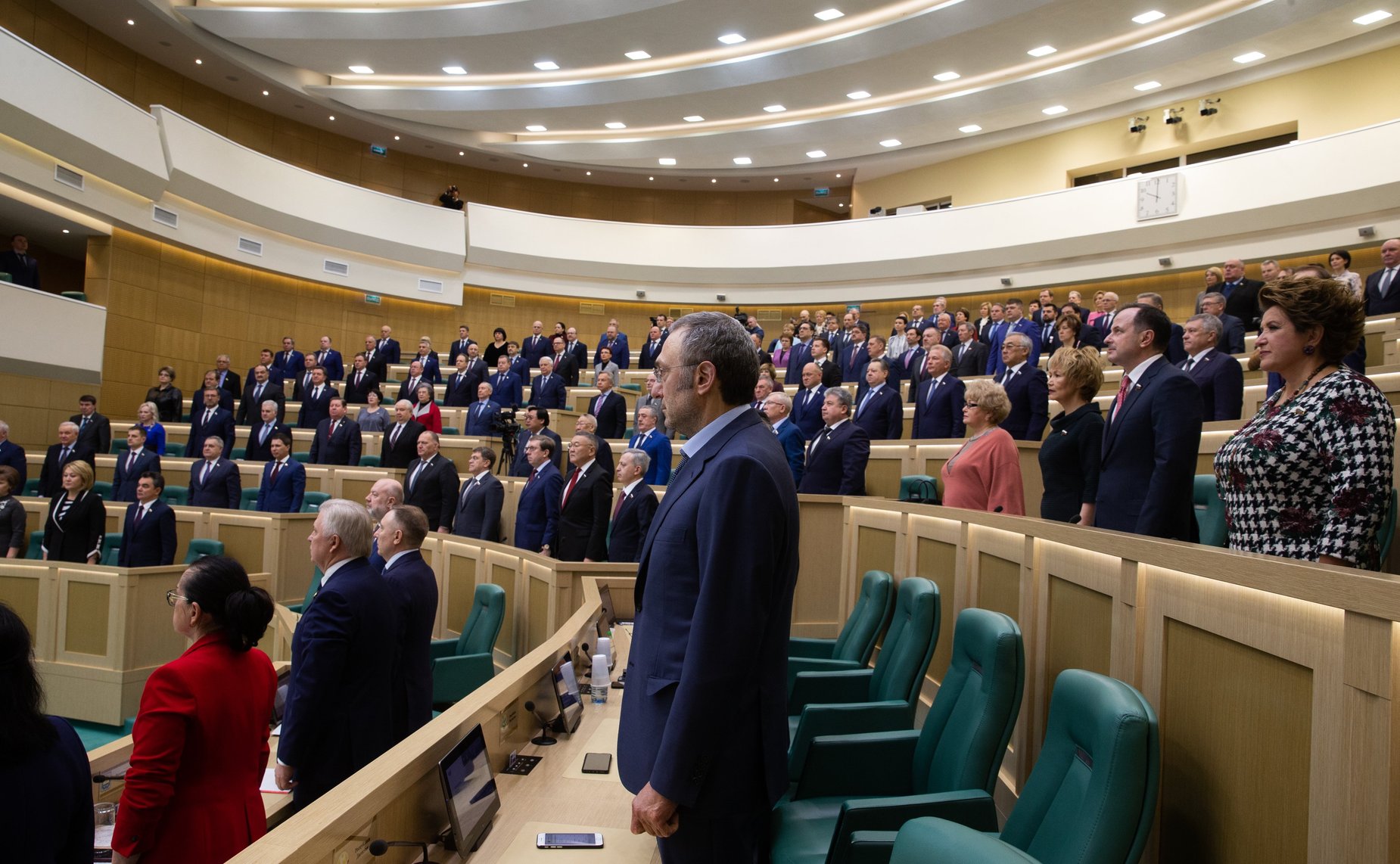 Сенаторы слушают гимн России перед началом 477-го заседания Совета Федерации