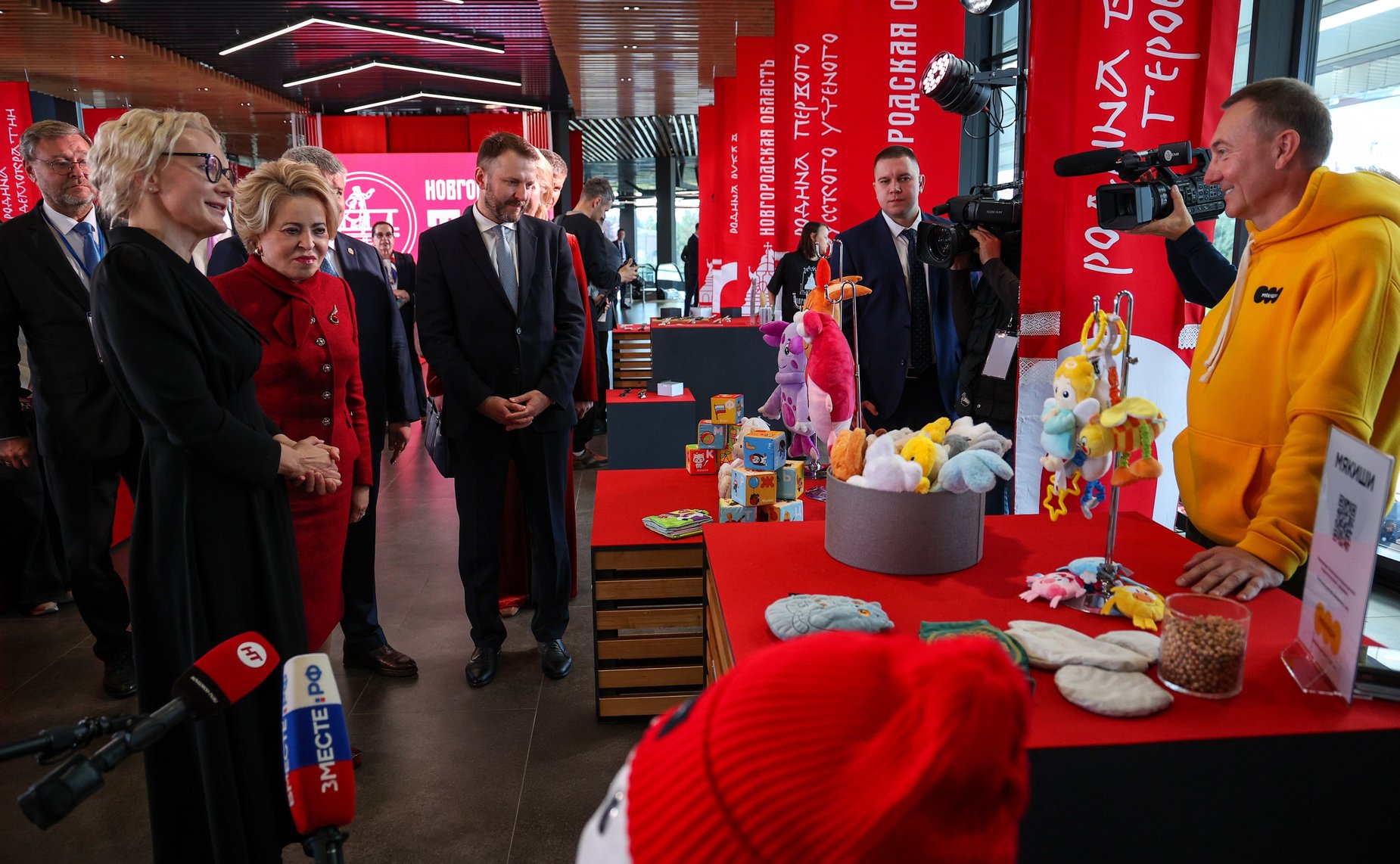 Валентина Матвиенко посетила Софийский собор и осмотрела выставку брендов «Новгородский торг»