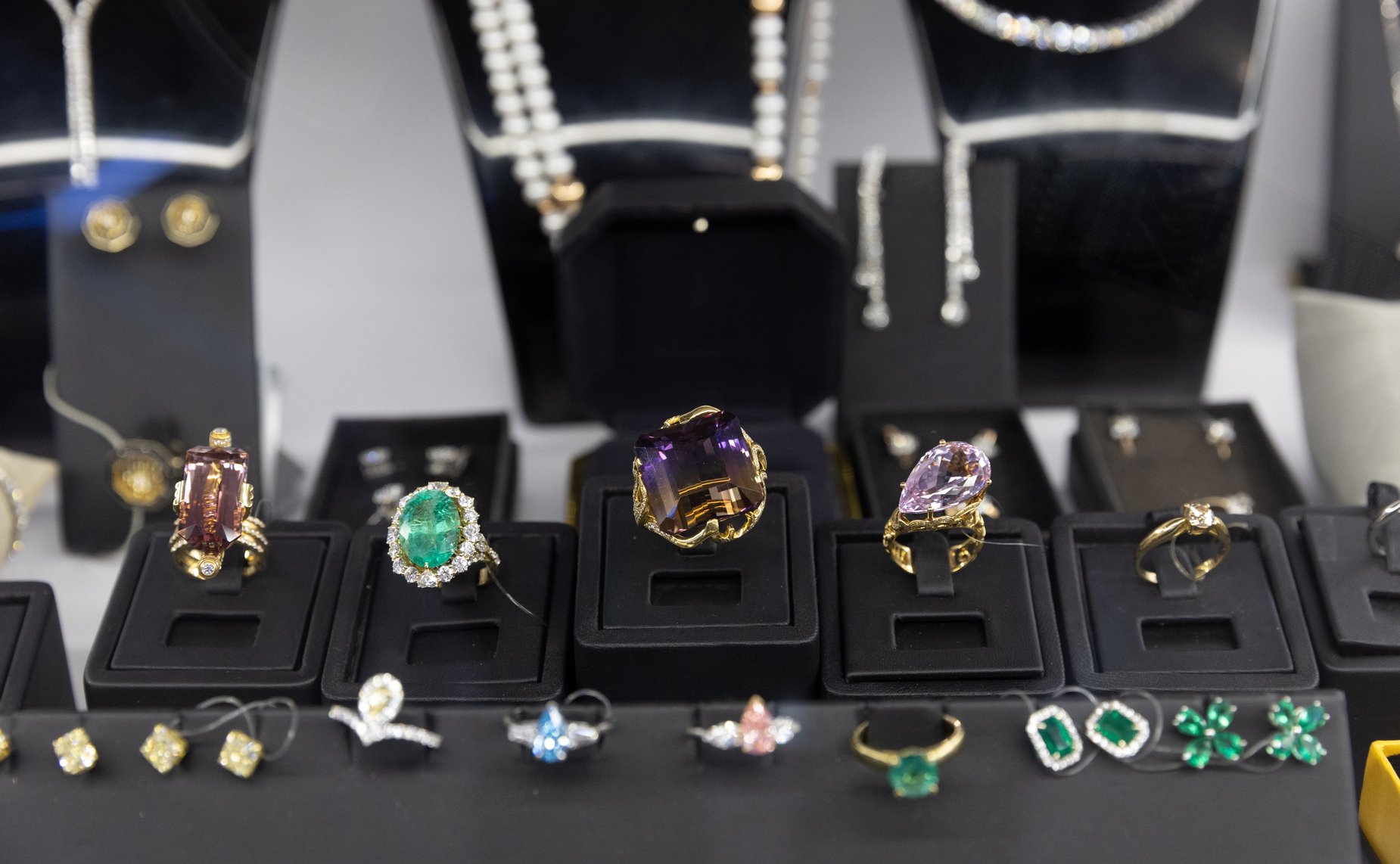 Валентина Матвиенко и Айсен Николаев осмотрели выставку, посвященную столетию Республики Саха (Якутия)