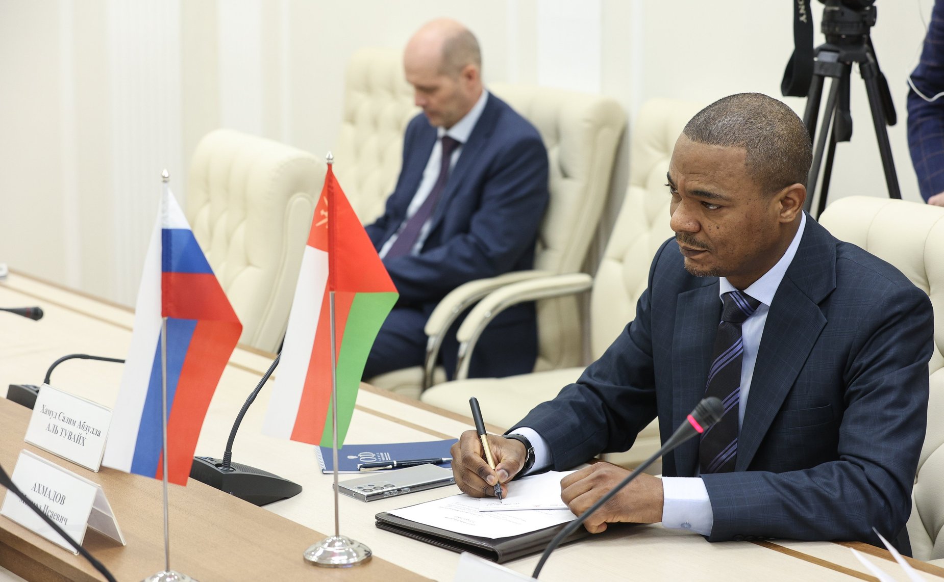 Встреча руководителя группы по сотрудничеству СФ с Государственным советом Султаната Оман, заместителя председателя Комитета СФ по социальной политике Мохмада Ахмадова с Чрезвычайным и Полномочным Послом Султаната Оман в РФ