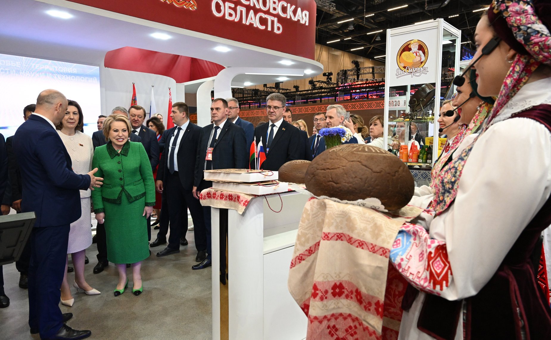 Валентина Матвиенко и Наталья Кочанова ознакомились с экспозицией выставки-ярмарки регионов России и Беларуси