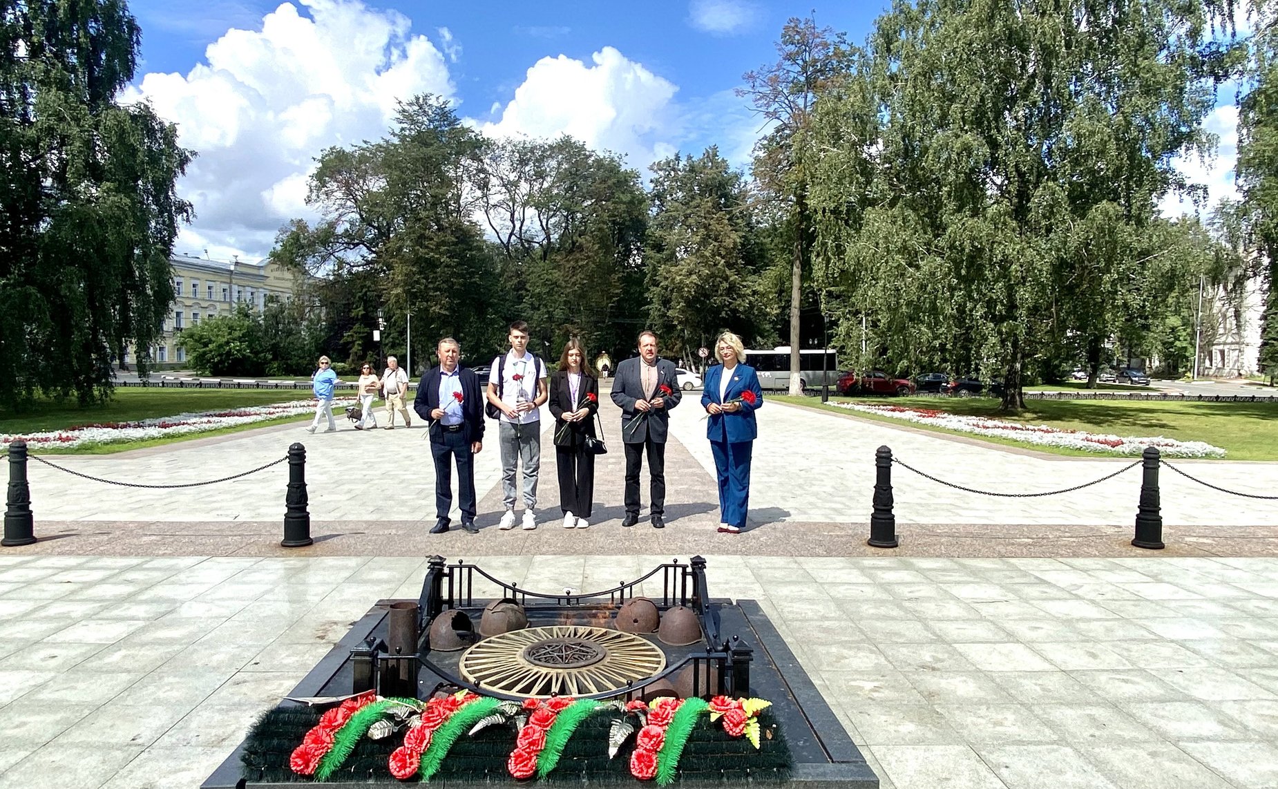 Наталия Косихина и Александр Русаков вместе с ярославскими участниками культурно-образовательного проекта «Поезд Памяти» возложили цветы к памятнику-монументу «Вечный огонь» в честь боевой и трудовой славы ярославцев в годы Великой Отечественной войны 194