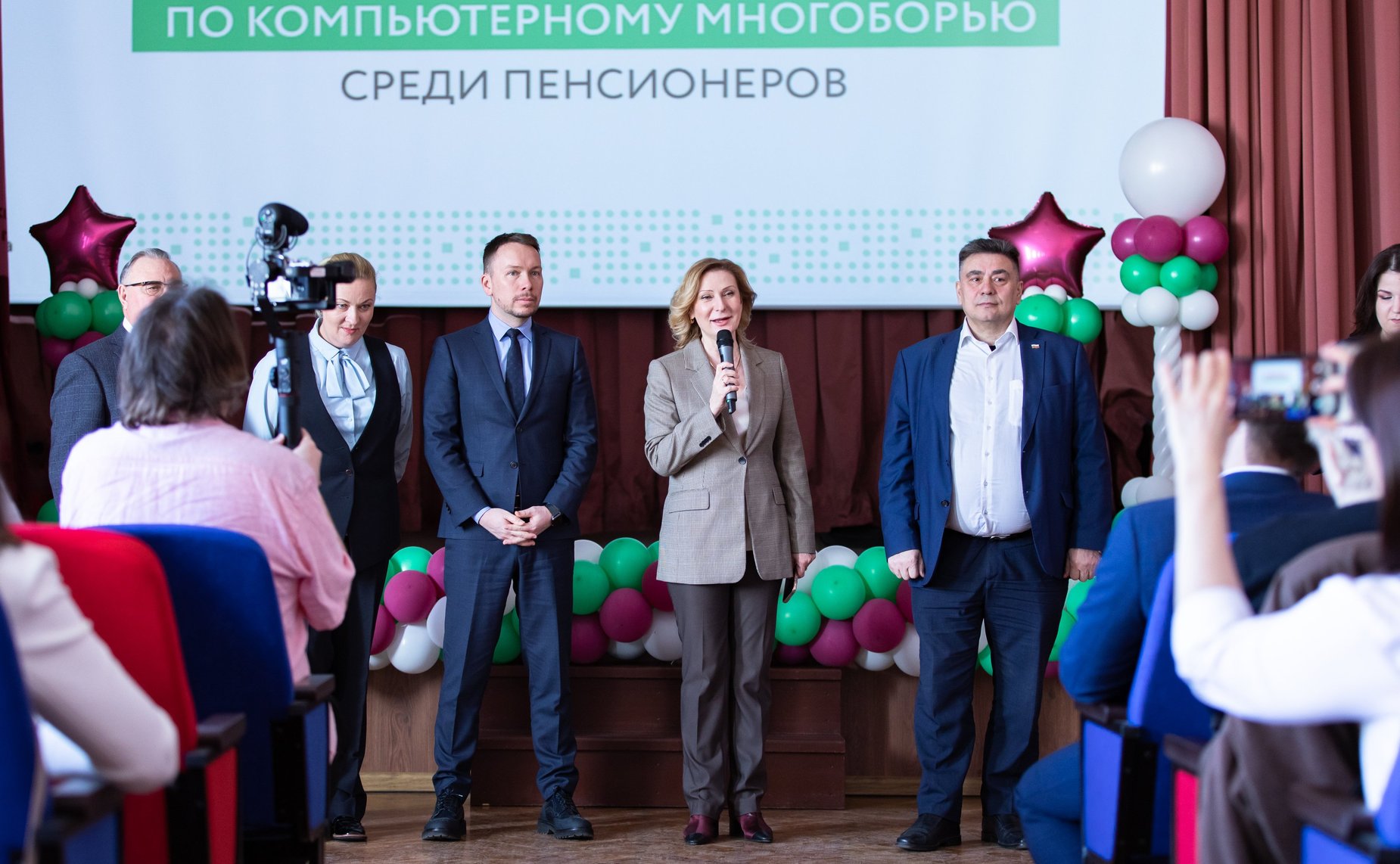 Инна Святенко посетила московский Колледж связи, где прошел чемпионат по компьютерному многоборью среди граждан старшего возраста