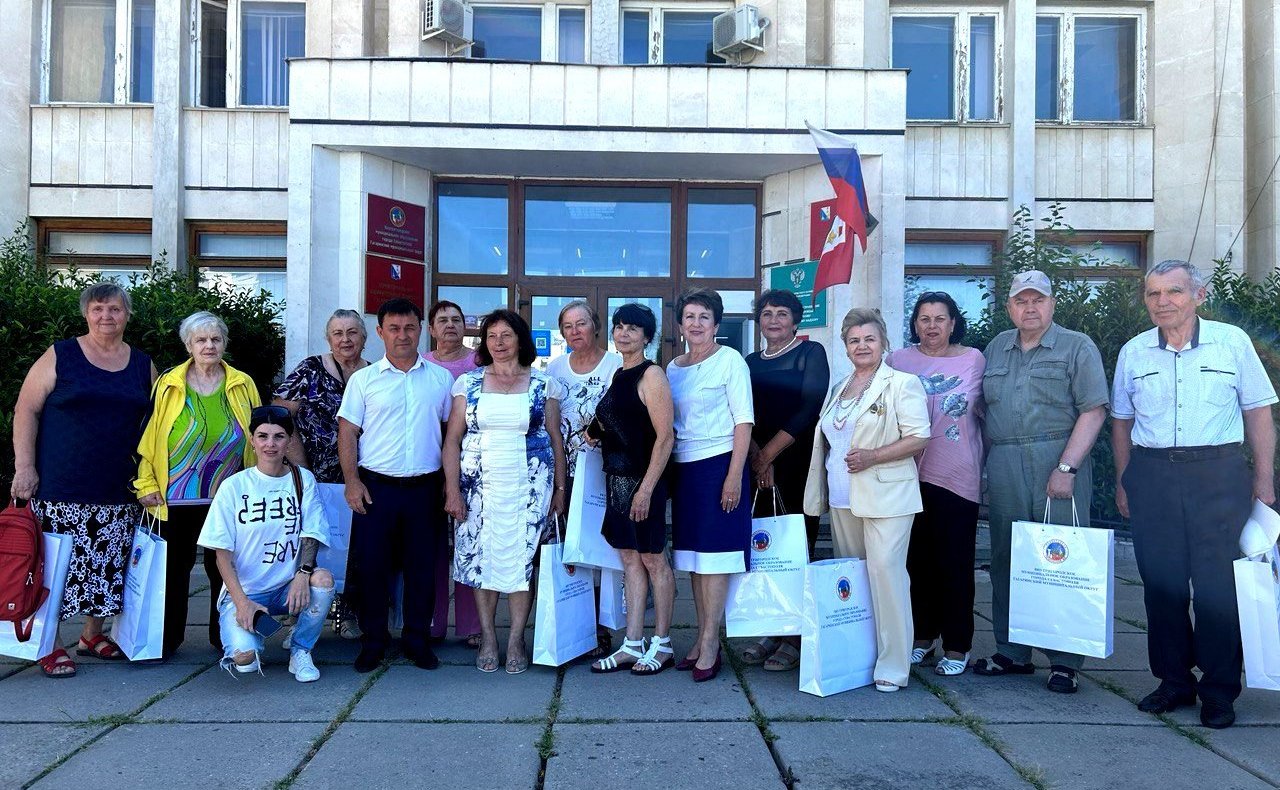 Екатерина Алтабаева совместно с главой Гагаринского района Алексеем Ярусовым провела встречу с многодетными матерями Севастополя, удостоенными знаков отличия