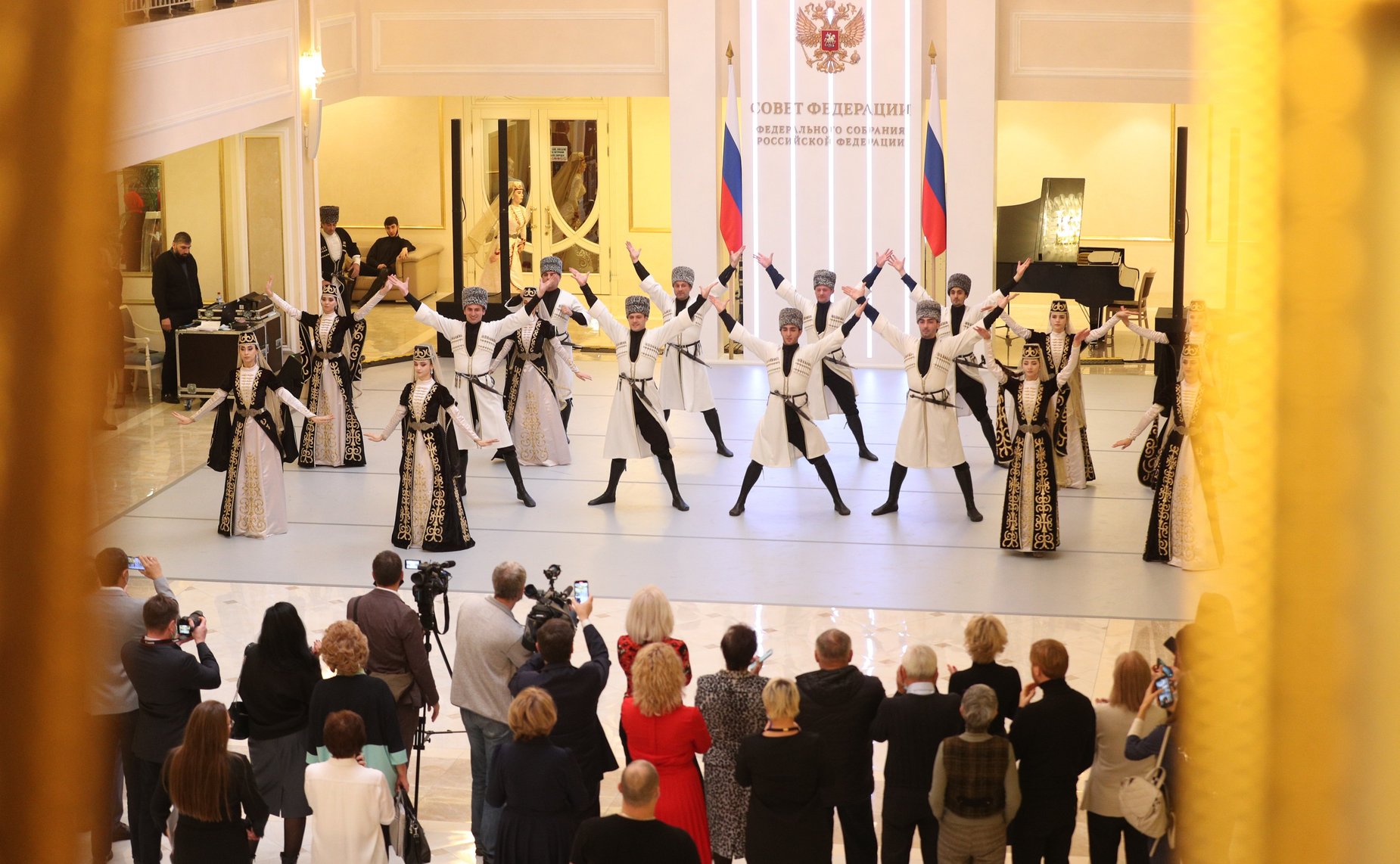 В рамках Дней Республики в Совете Федерации состоялись выставки картин художников Ингушетии, национального костюма современных дизайнеров региона