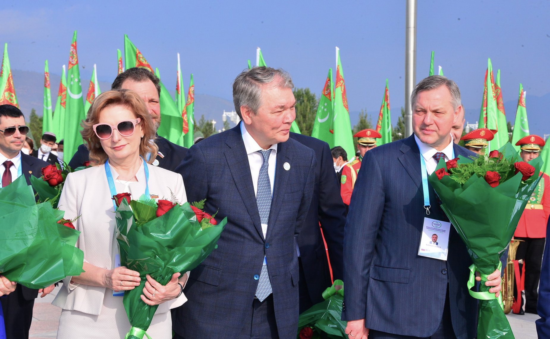 Церемония возложения цветов к монументу Конституции Туркменистана