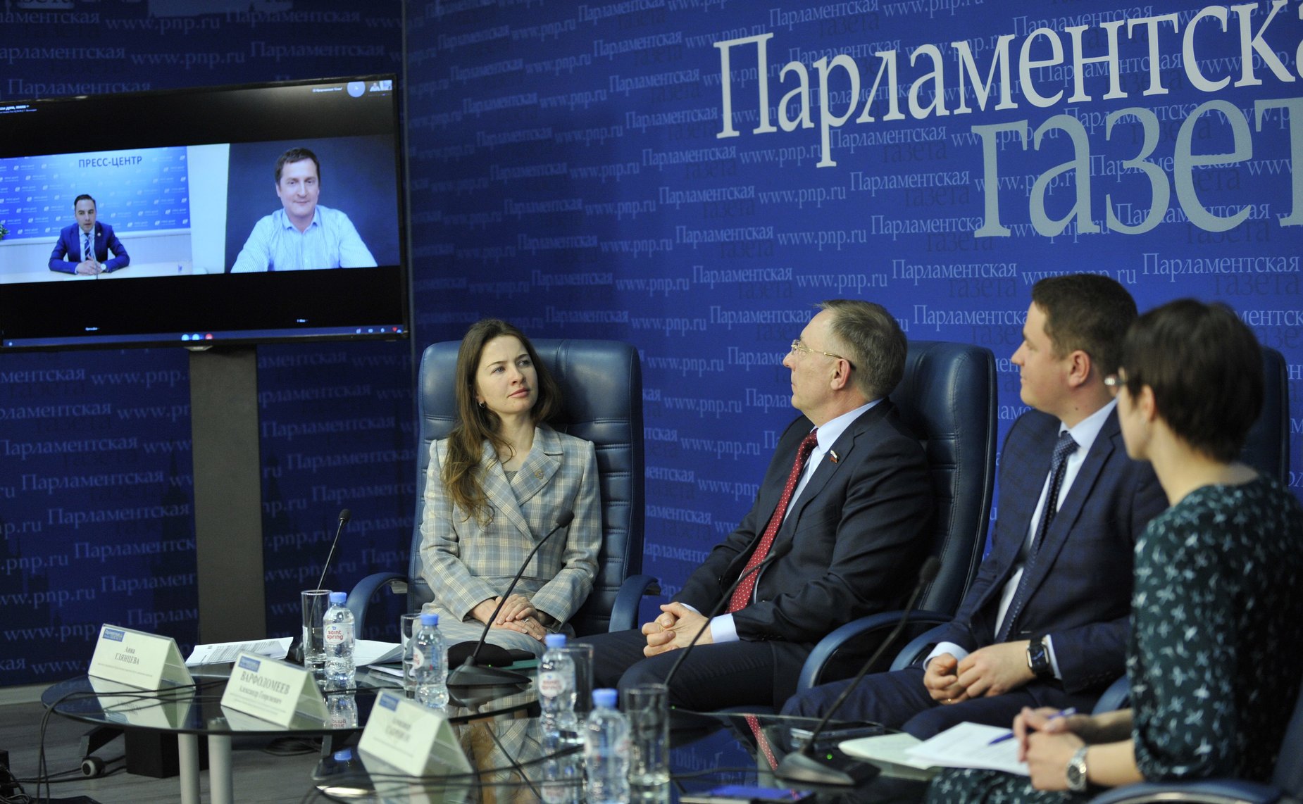 В пресс-центре «Парламентской газеты» первый заместитель председателя Комитета СФ по социальной политике Александр Варфоломеев провел «круглый стол» на тему «10-лет Палате молодых законодателей»