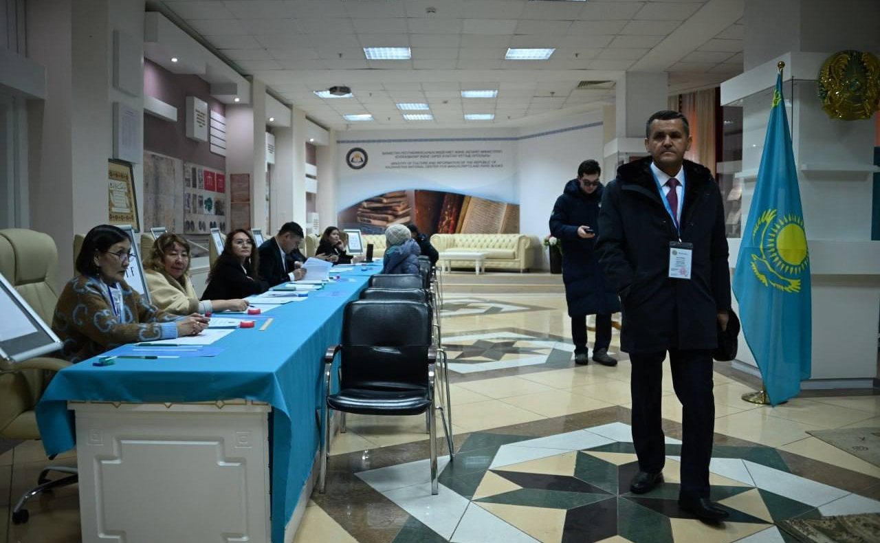 Делегация сенаторов приняла участие в наблюдении за проведением референдума по принятию новой Конституции Казахстана