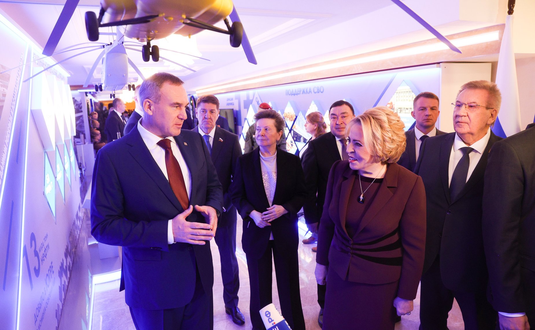 Валентина Матвиенко и Руслан Кухарук осмотрели выставку, посвященную истории и перспективным направлениям развития Ханты-Мансийского автономного округа – Югры