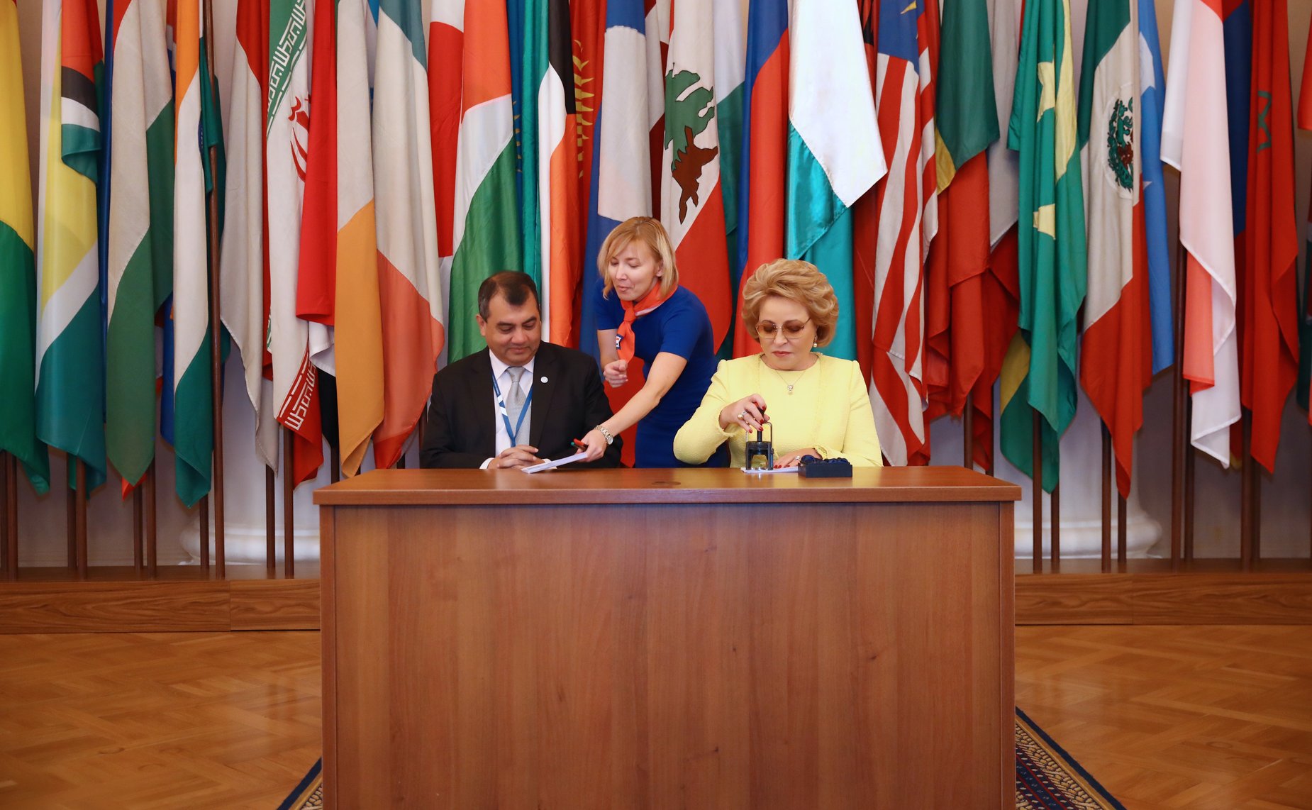 Валентина Матвиенко и Председатель МПС Сабер Чоудхури приняли участие в церемонии памятного гашения почтовой марки, посвященной 137-й Ассамблее Межпарламентского союза