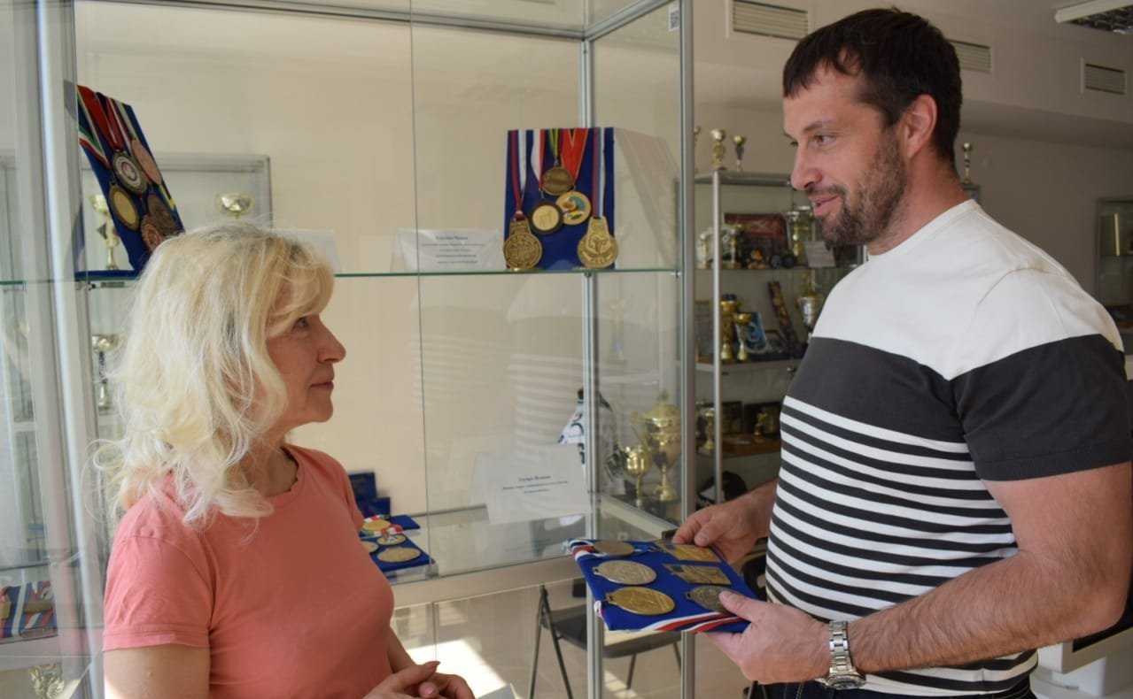 Эдуард Исаков передал свои медали чемпионатов Европы и мира в музей спортивной славы