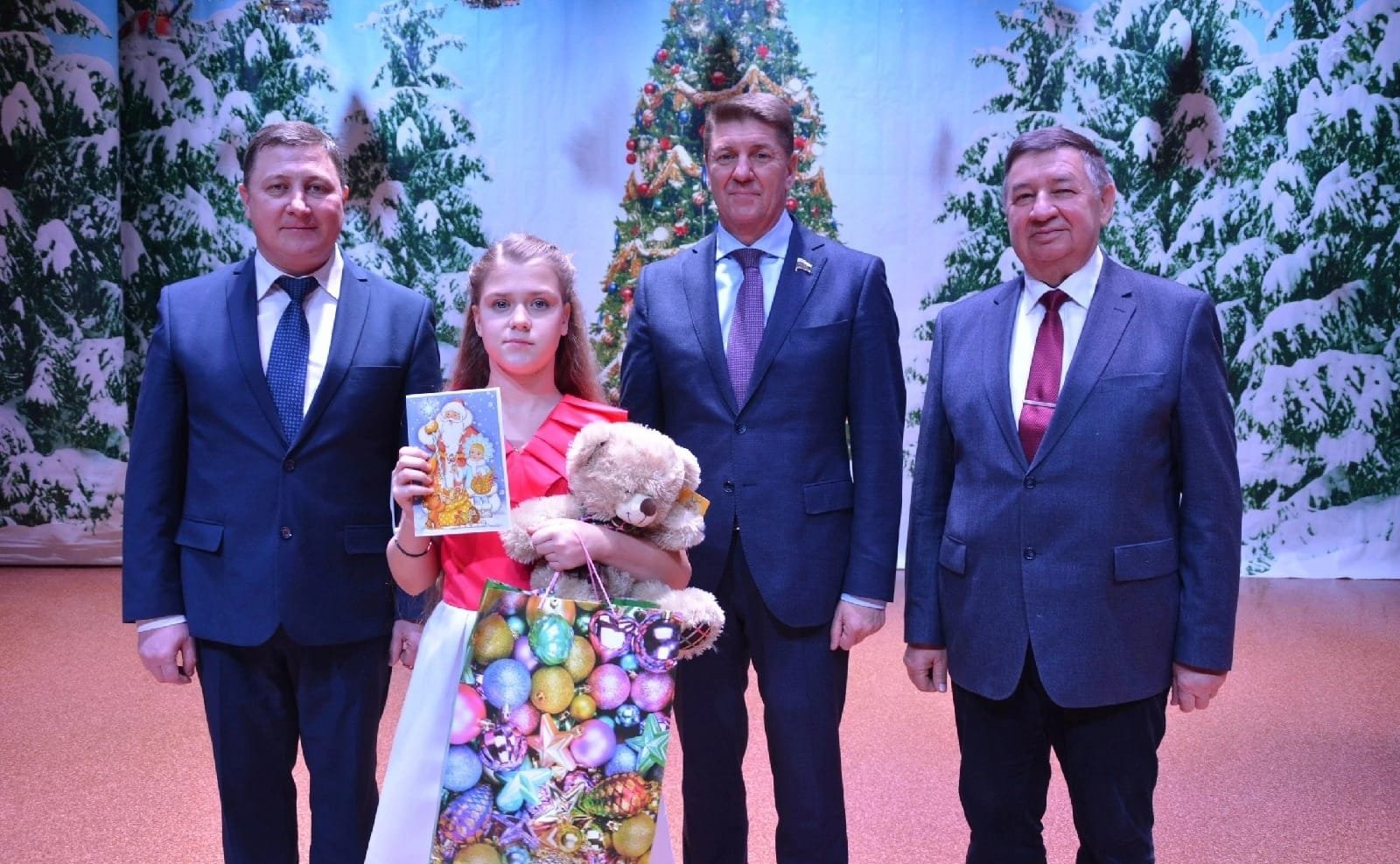 Андрей Шевченко посетил детский сад и социально-реабилитационный центр для несовершеннолетних «Теремок» в пос. Уранбаш Октябрьского района, где вручил детям подарки