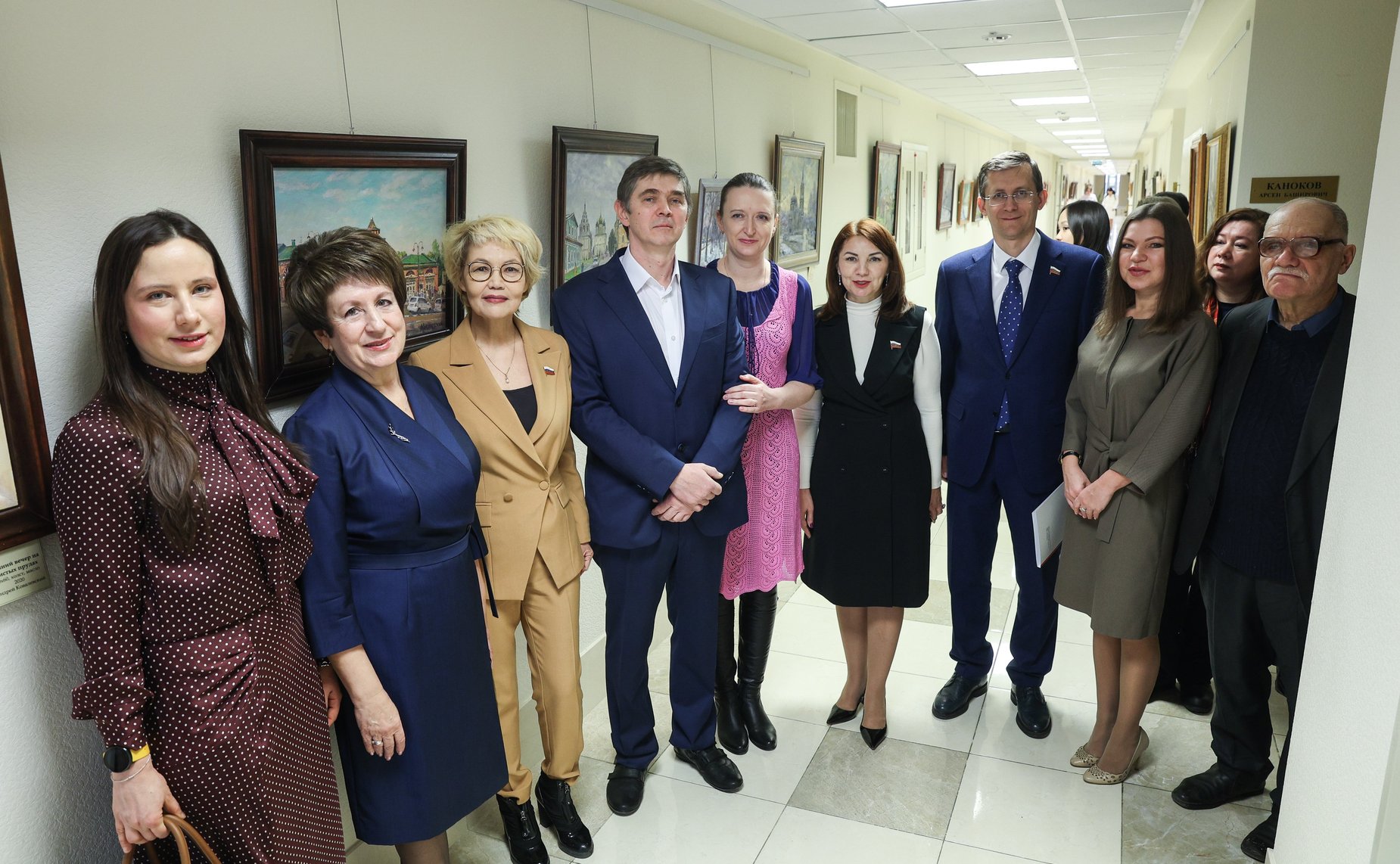 Дина Оюн открыла в верхней палате парламента выставку живописи московского художника Андрея Ковалевского «Мир на палитре»