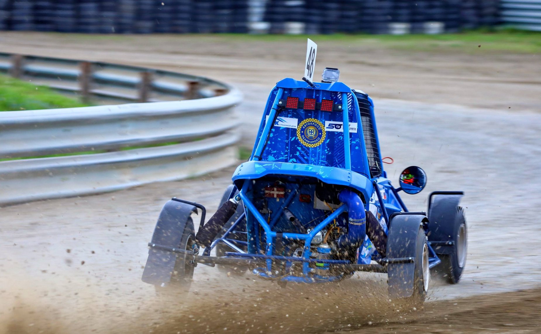 Мохмад Ахмадов в рамках работы в регионе посетил первый и второй этапы Чемпионата и Первенства России по кроссу, которые прошли на автодроме «Крепость Грозная»