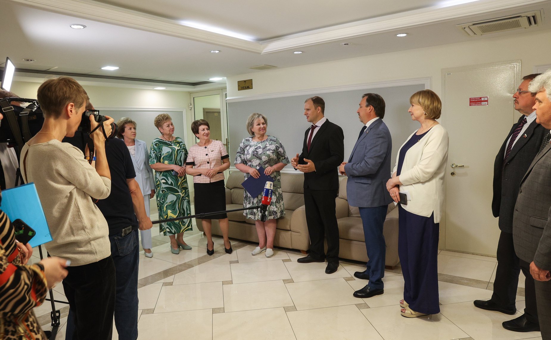 Открытие в Совете Федерации выставки художника-живописца Ильи Лысенкова «Под небом одним»