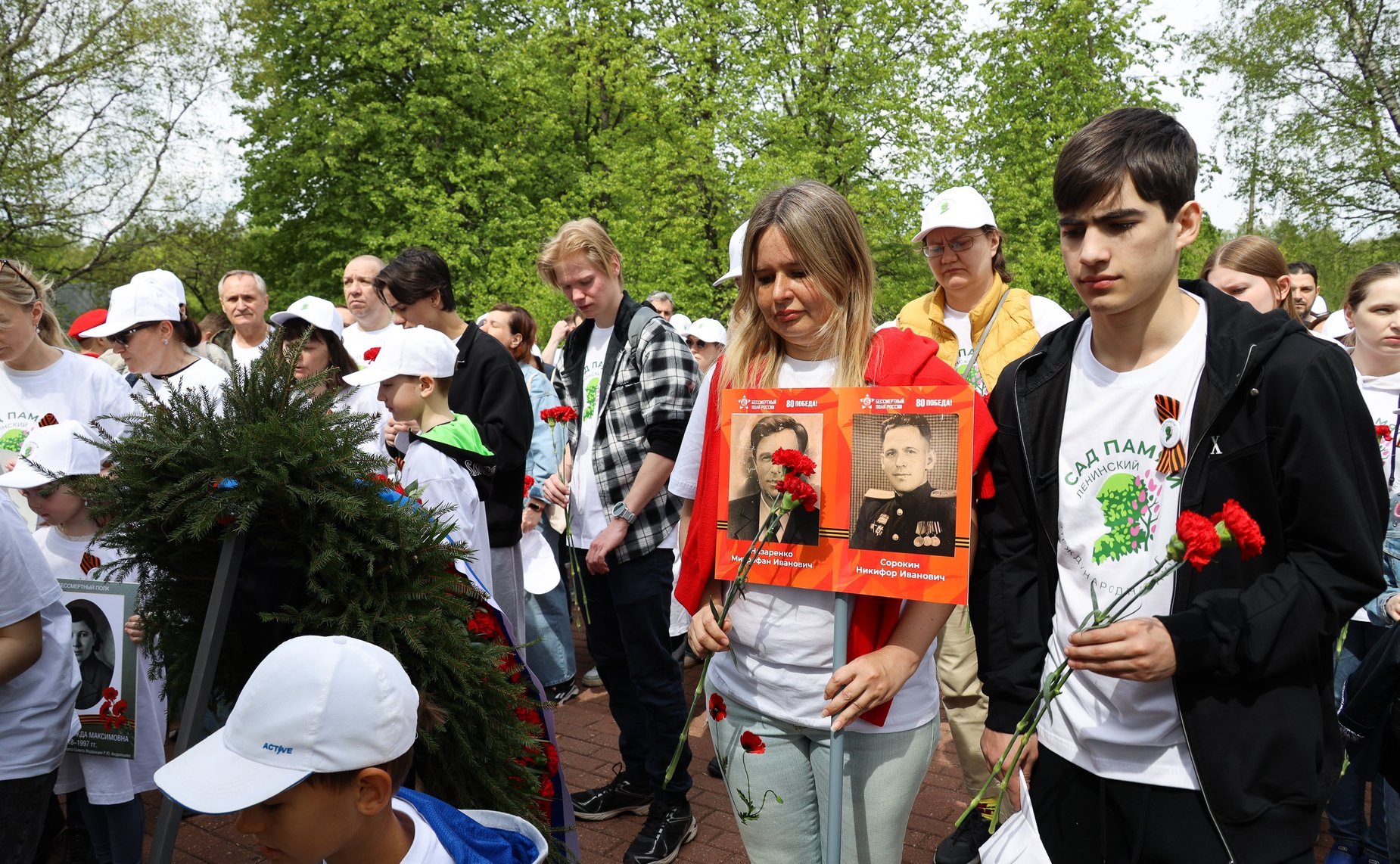 В Год защитника Отечества и 80-летия Победы в Великой Отечественной войне 1941–1945 годов сенаторы РФ и сотрудники Аппарата СФ провели акцию «Сад Памяти» — высадили 250 кустов сирени в музее-заповеднике «Горки Ленинские»