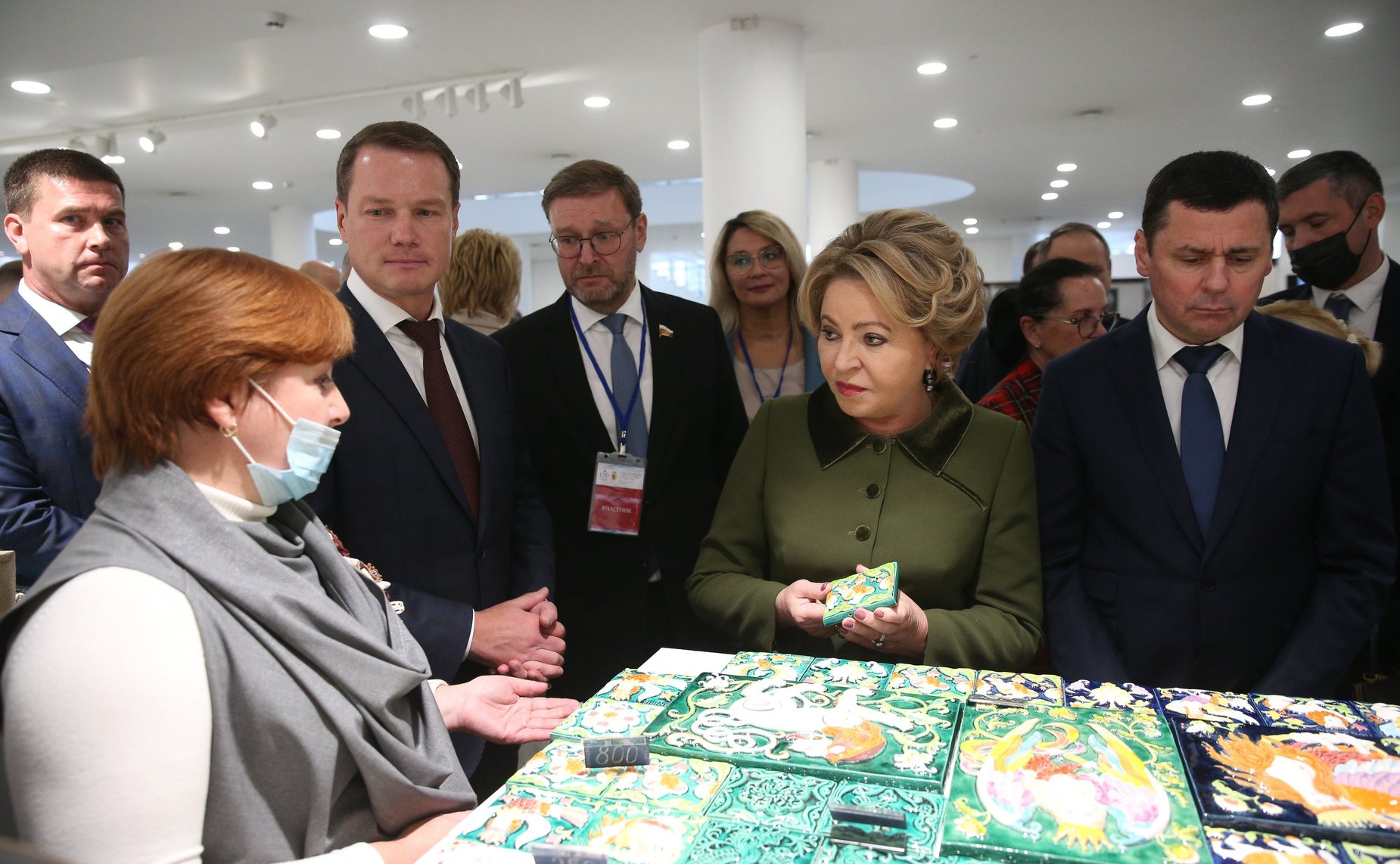 Участники VIII Парламентского форума «Историко-культурное наследие России» посетили выставку, где были представлены работы ярославских мастеров по финифти и майолике