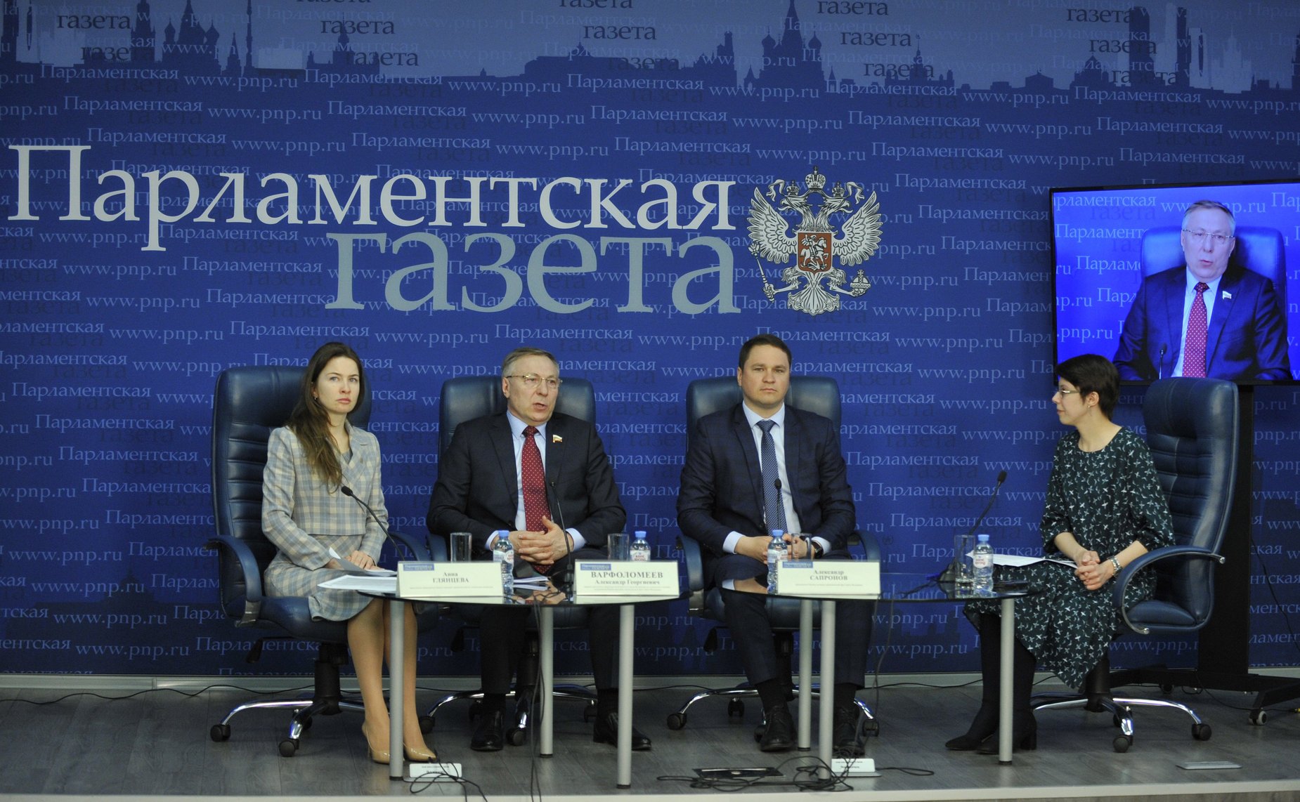 В пресс-центре «Парламентской газеты» первый заместитель председателя Комитета СФ по социальной политике Александр Варфоломеев провел «круглый стол» на тему «10-лет Палате молодых законодателей»