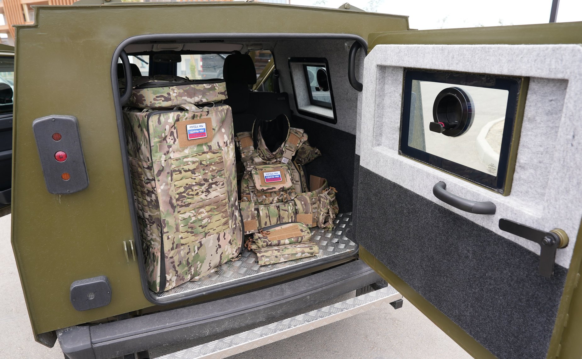 Александр Вайнберг вручил бронированный автомобиль и военное снаряжение главе ДНР Денису Пушилину