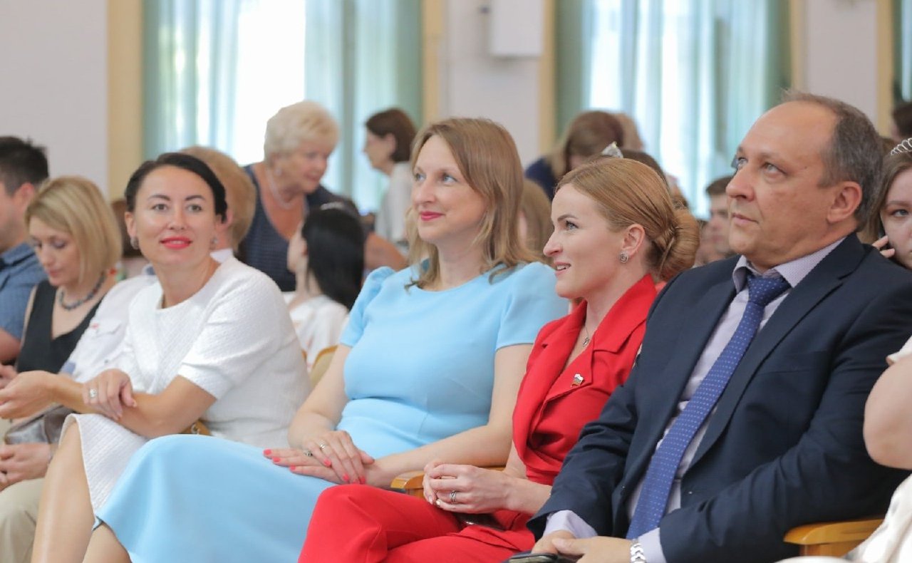 Ирина Кожанова посетила Смоленский строительный колледж и выразила теплые слова благодарности педагогам и студентам-выпускникам