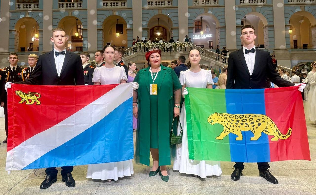 Александр Ролик провел встречу с юнармейцами региона — участниками Х юбилейного Международного Кремлёвского благотворительного кадетского бала