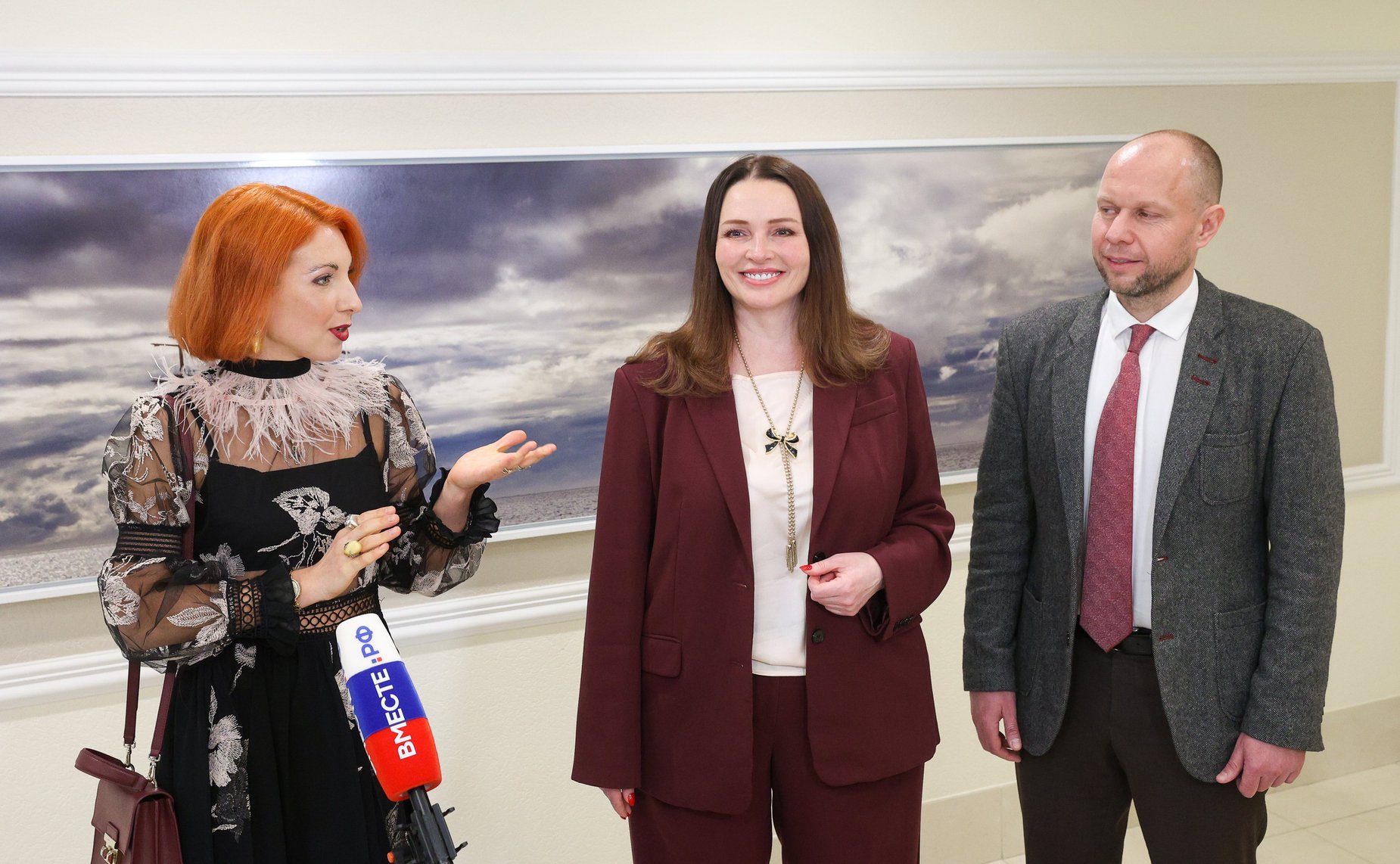 Церемония открытия выставки работ художника из Нижнего Новгорода А. Клейнер, наставника победителя Всероссийского конкурса детского рисунка «Жизнь, деленная на граммы»