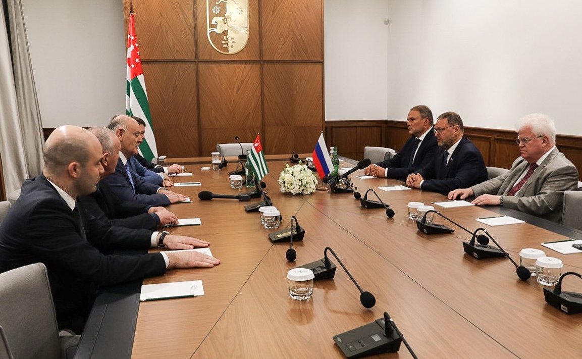 Делегации Совета Федерации приняла участие в праздничных мероприятиях по случаю 15- летия признания независимости Республики Абхазия