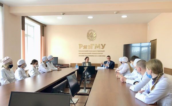 Ирина Петина провела круглый стол на тему «Выполнение социальных обязательств государства в условиях санкционного давления и запуск эффективных механизмов поддержки граждан»