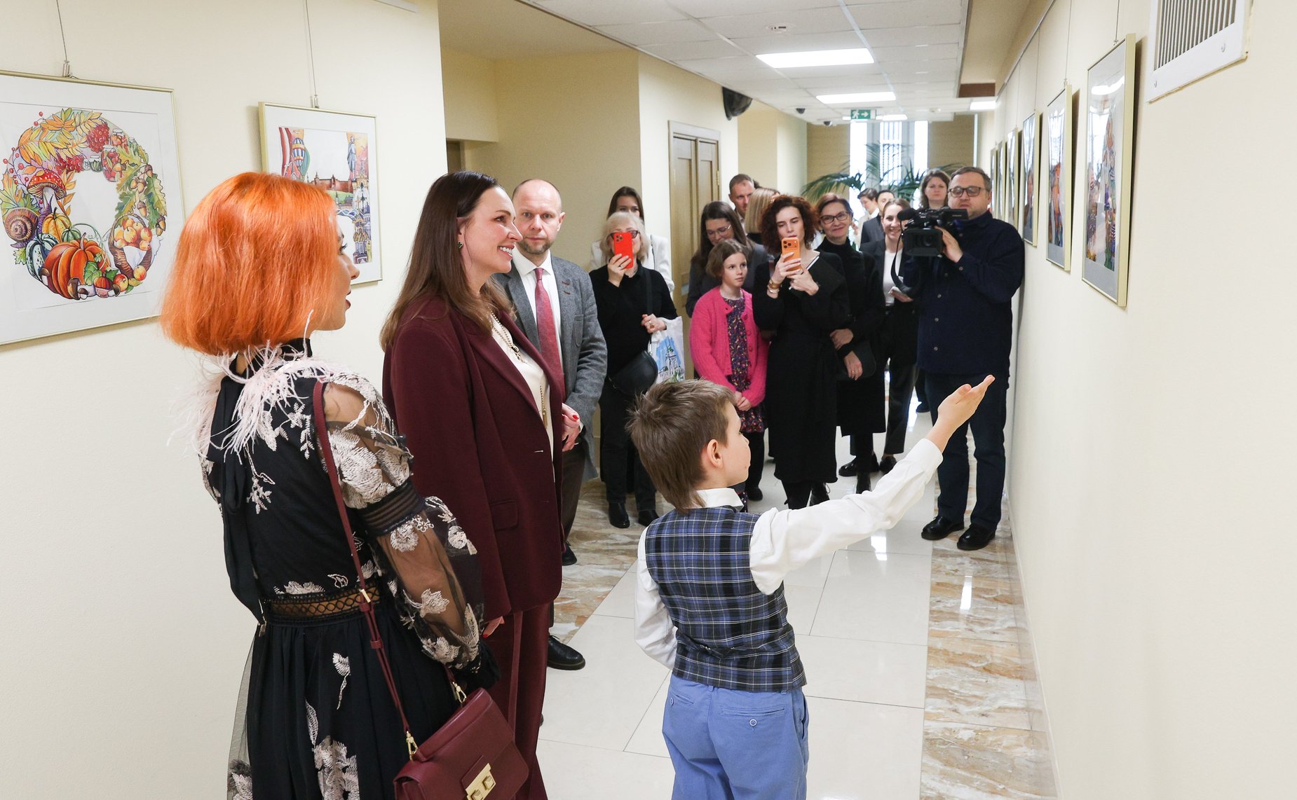 Церемония открытия выставки работ художника из Нижнего Новгорода А. Клейнер, наставника победителя Всероссийского конкурса детского рисунка «Жизнь, деленная на граммы»