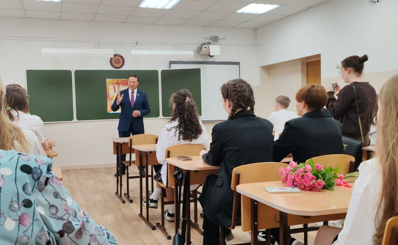Александр Ролик в День знаний принял участие в торжественной линейке в школе № 39 г. Владивостока