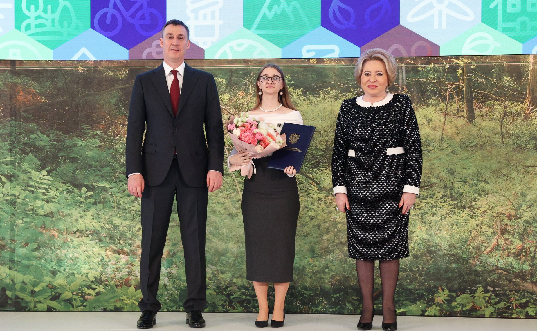 Церемония награждения благодарностями и грамотами Президента Российской Федерации победителей Всероссийской акции субботников «Мы за чистоту». XI Невский международный экологический конгресс