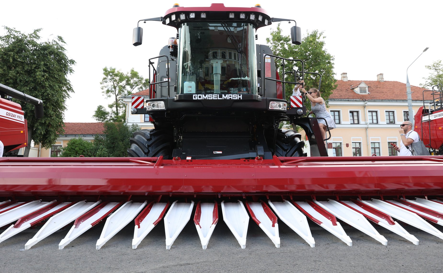 Валентина Матвиенко совместно с Натальей Кочановой открыли ярмарку достижений народного хозяйства Беларуси