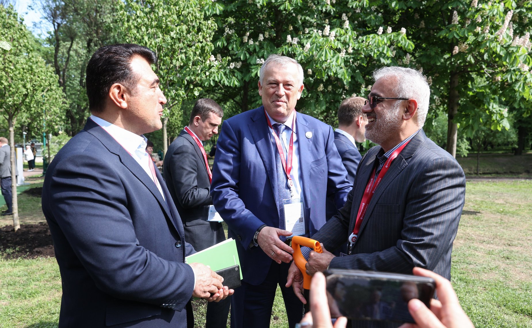 Высадка деревьев в Таврическом саду участниками X Невского международного экологического конгресса