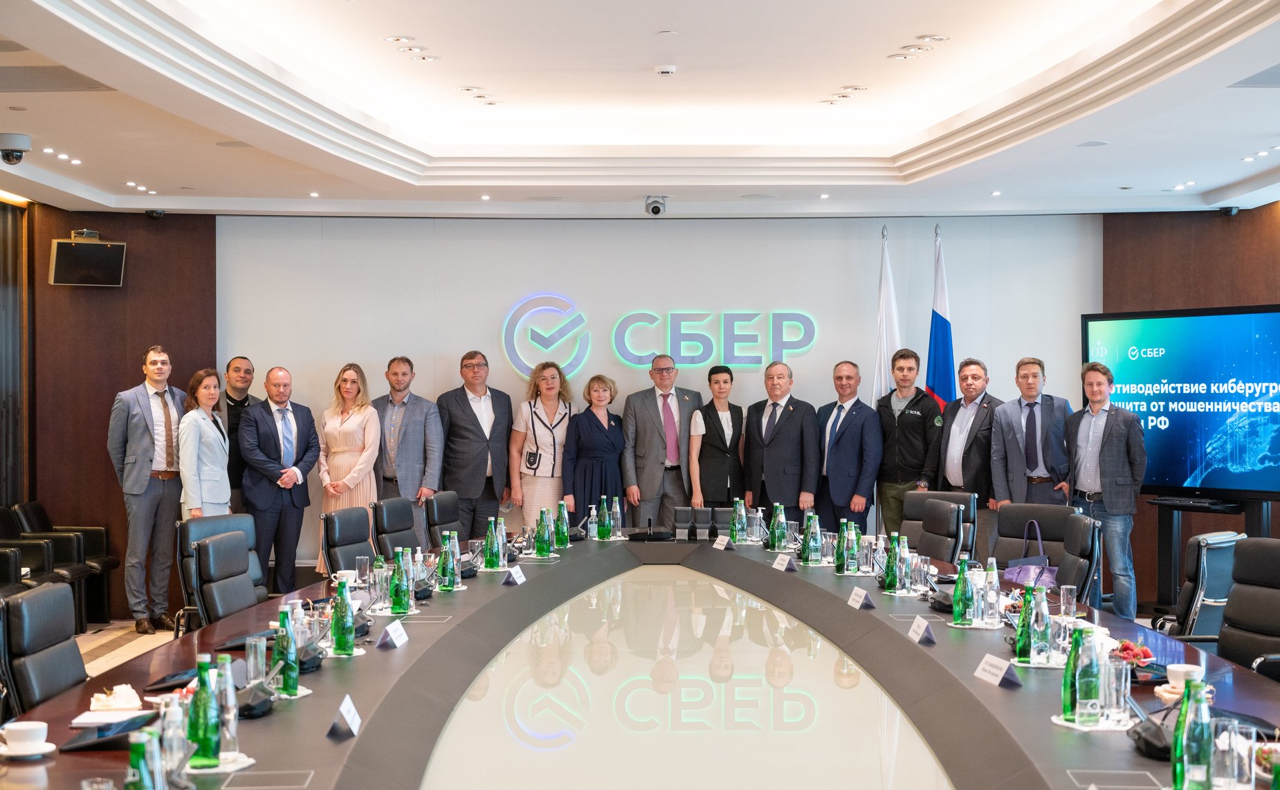 Сенаторы РФ посетили Центр киберзащиты Сбербанка