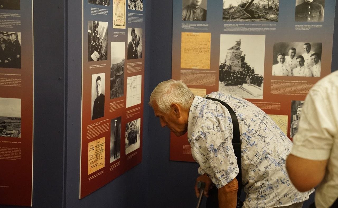 Открытие выставок рисунков о борьбе с фашизмом в дни Великой Отечественной войны и о борьбе с неонацизмом в наши дни