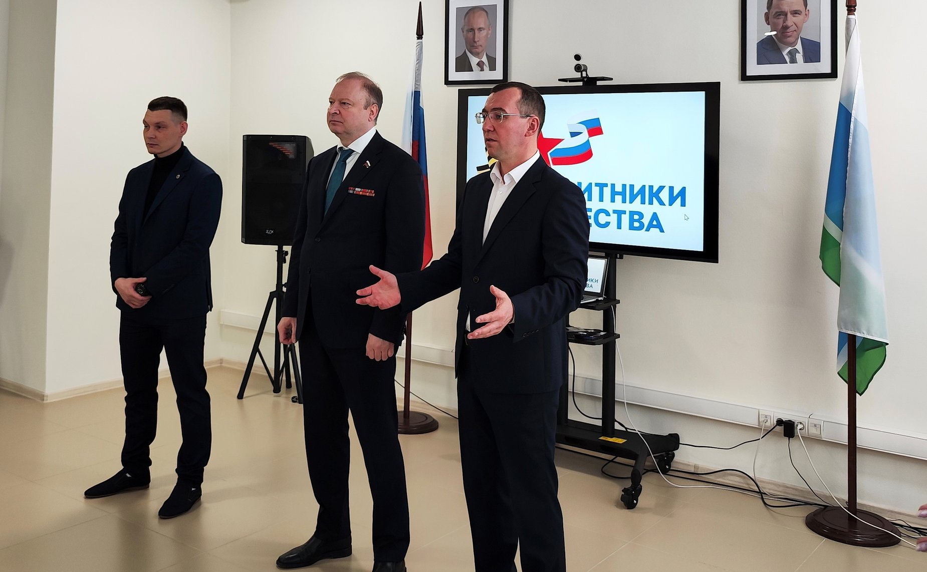 Виктор Шептий вручил удостоверения ветеранов боевых действий бойцам из Свердловской области, принимавшим участие в боевых действиях в ходе СВО